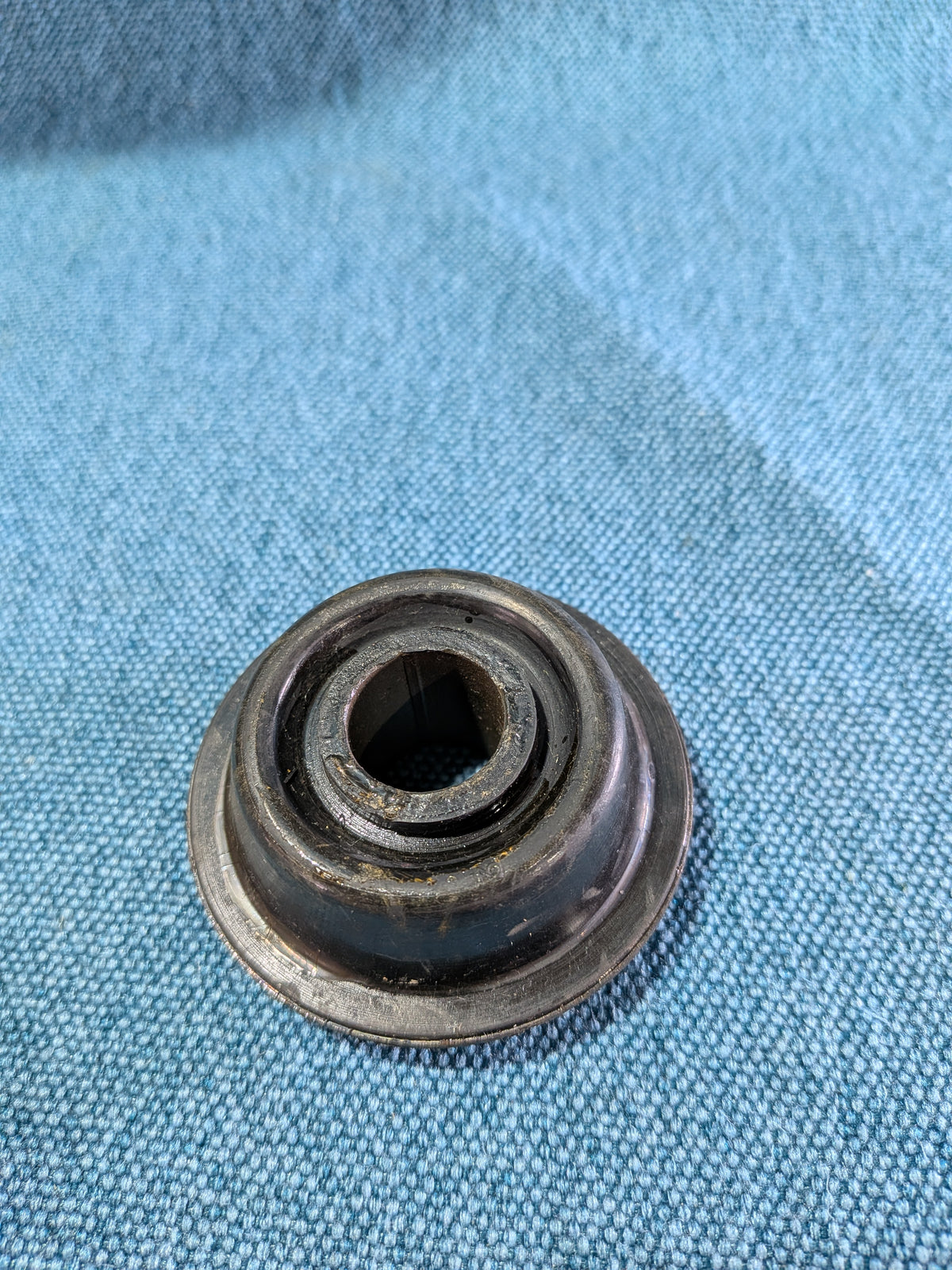 Control arm bushing KII752M Audi/100/200/C2/V8/D11 431407181F NOS/New B14