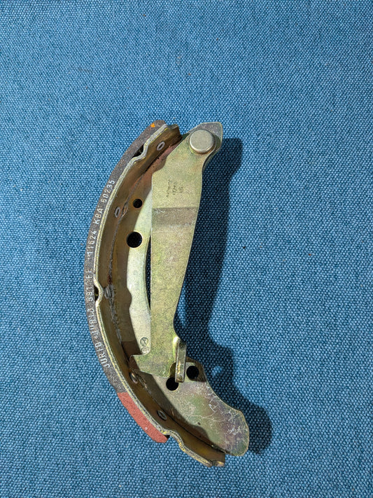 Brake Shoe Passat/B3/B4/Golf/Jetta/2/3/Vento/Caddy/14D/2 9KV/Audi 80 B4/100/200/C2/C3/C4 357609528 NOS A15
