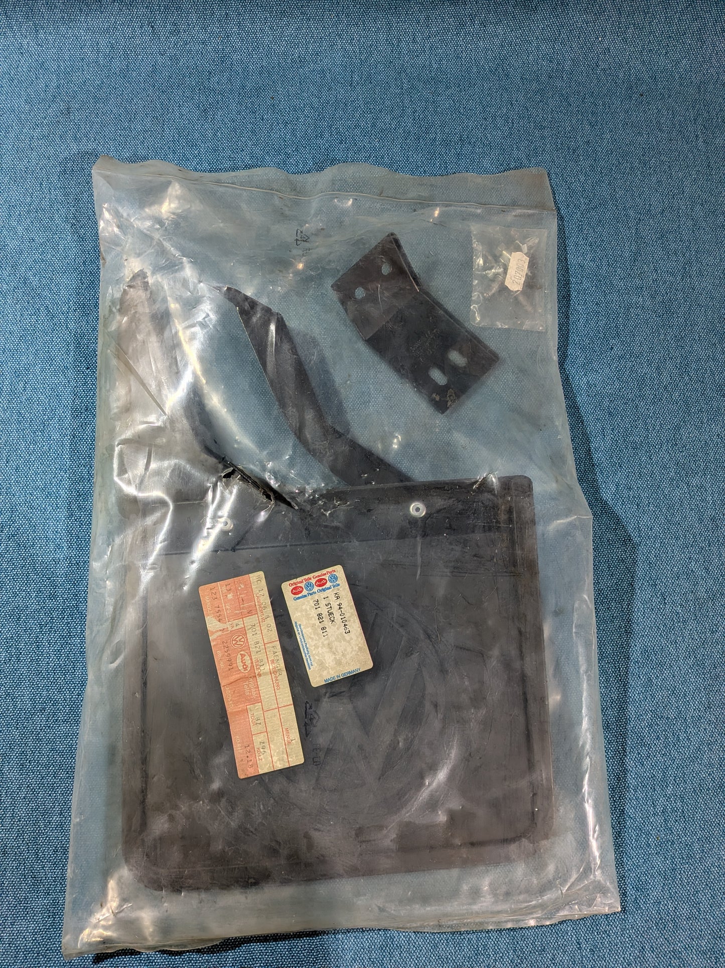 Schmutzfänger mit Anbau Material T4 Bus Hinten Links 701821811 NOS G2