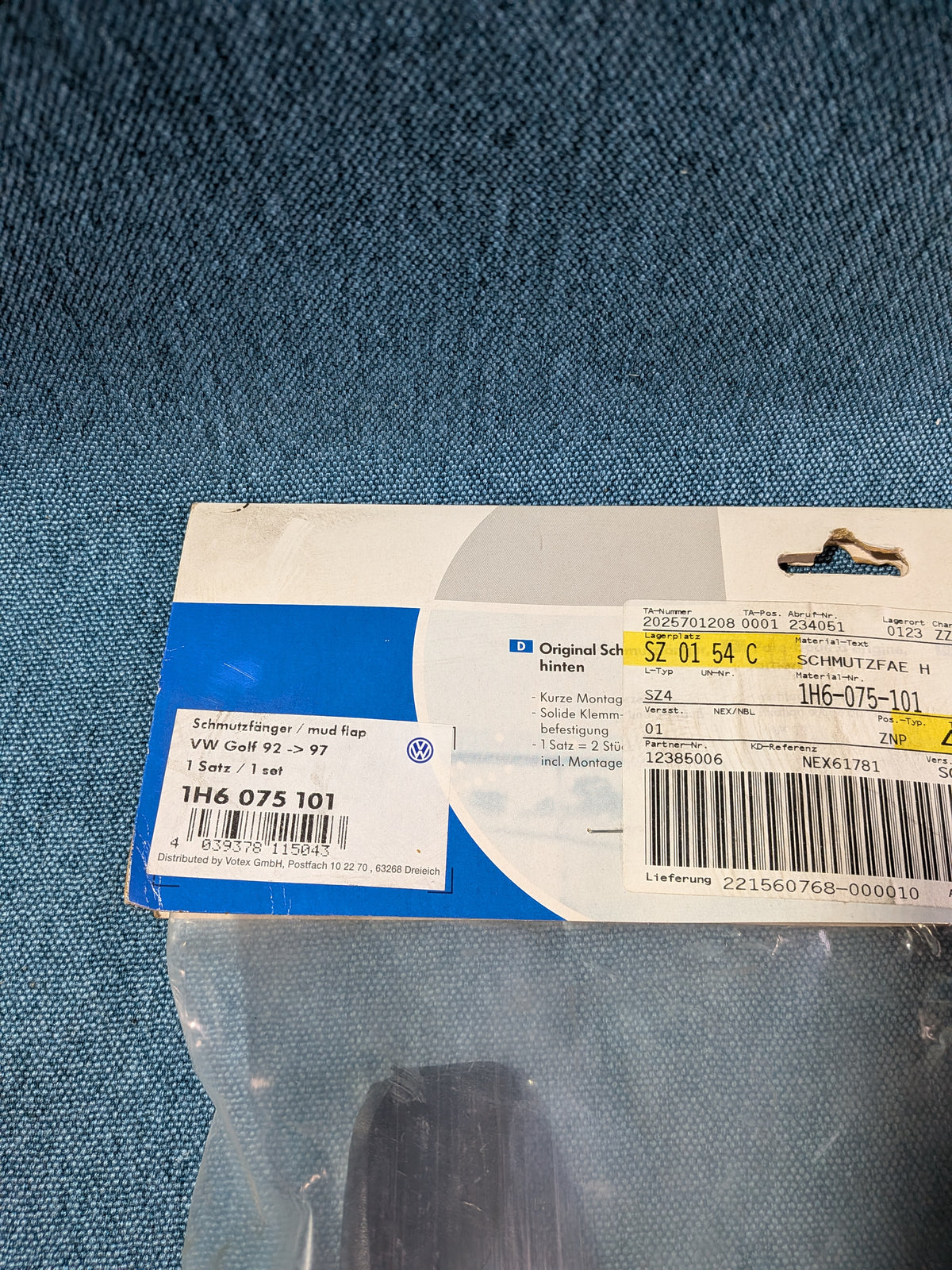Mud flaps rear Golf 3/Cabrio 1H6075101 NOS H9
