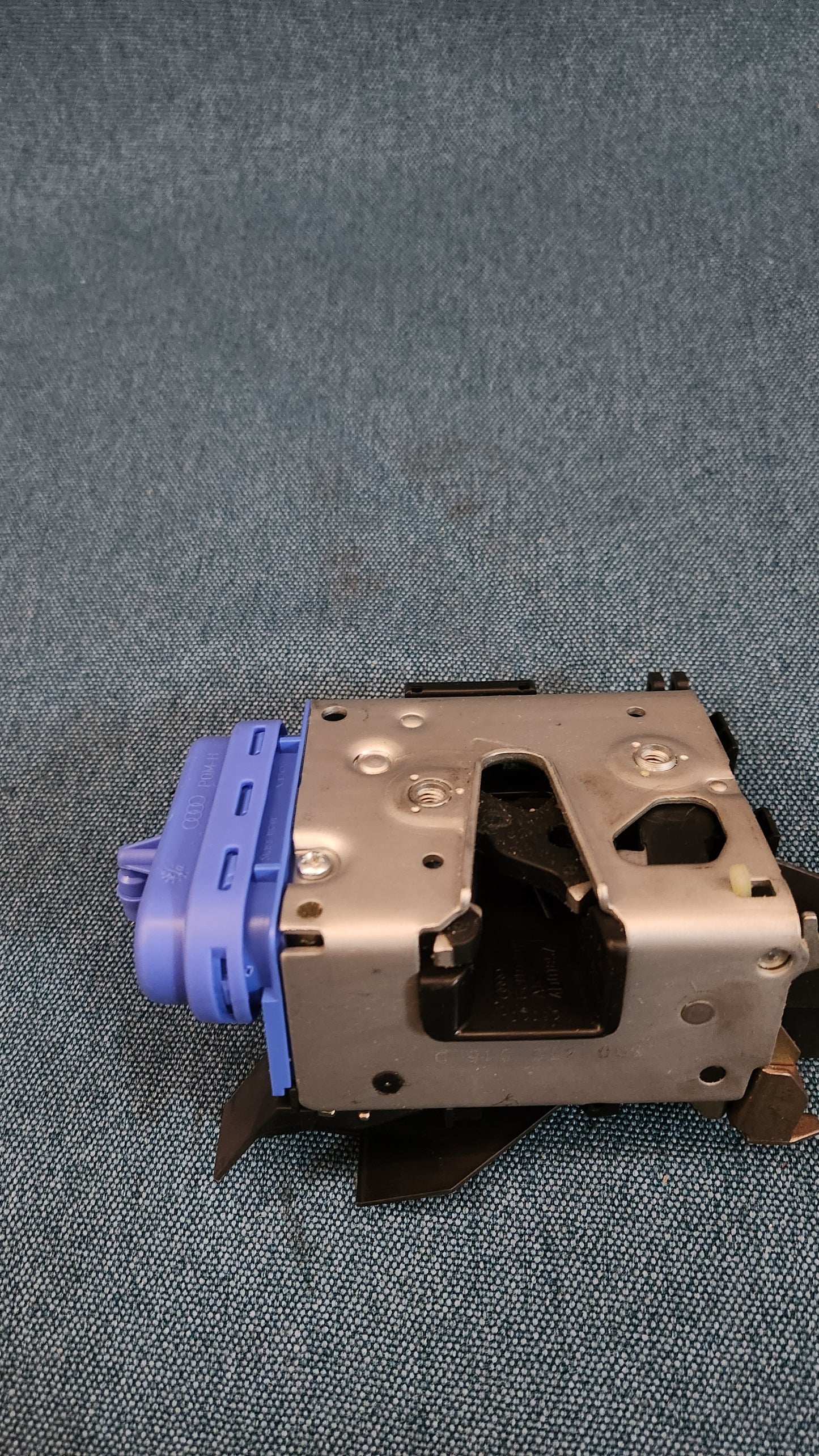 Door lock Audi A3/8L/A4/S4/RS4/B5/S6 8D0839016D Nos F4