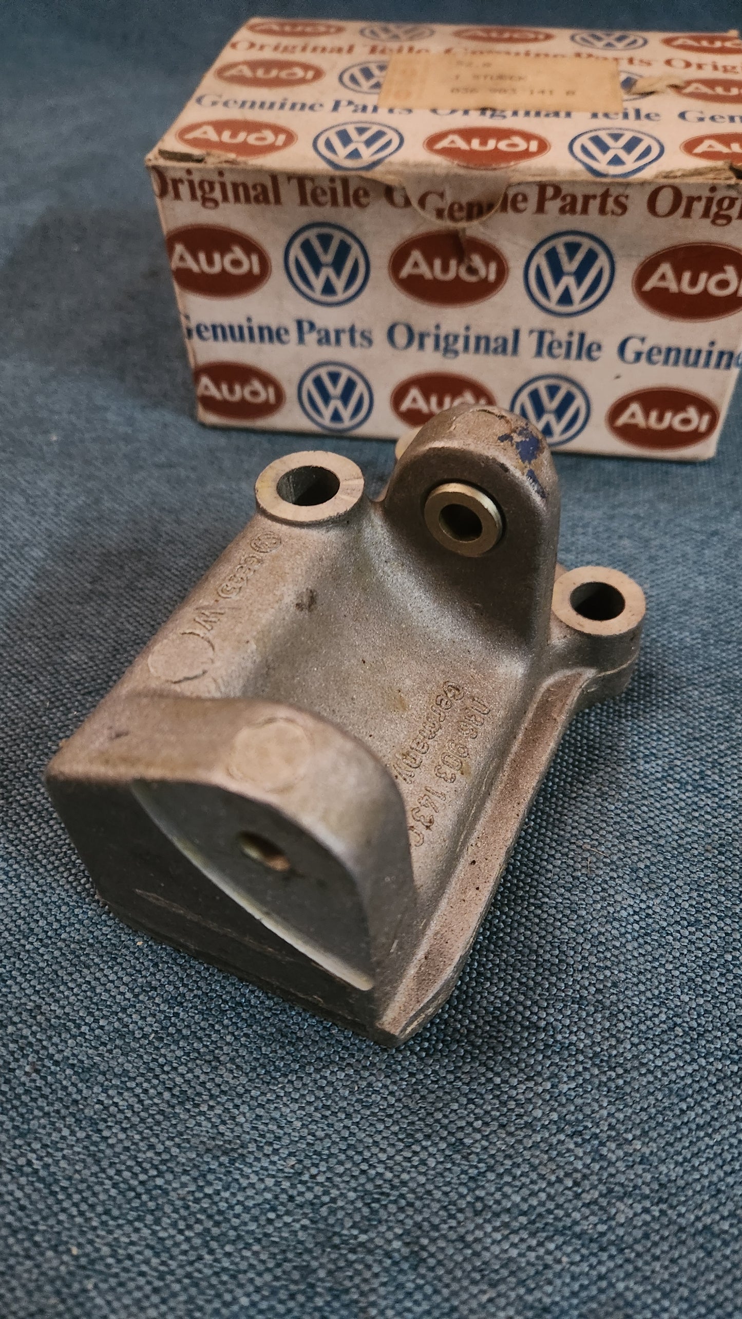 Lichtmaschinenhalter Audi 80 B1 036903141B Nos I4
