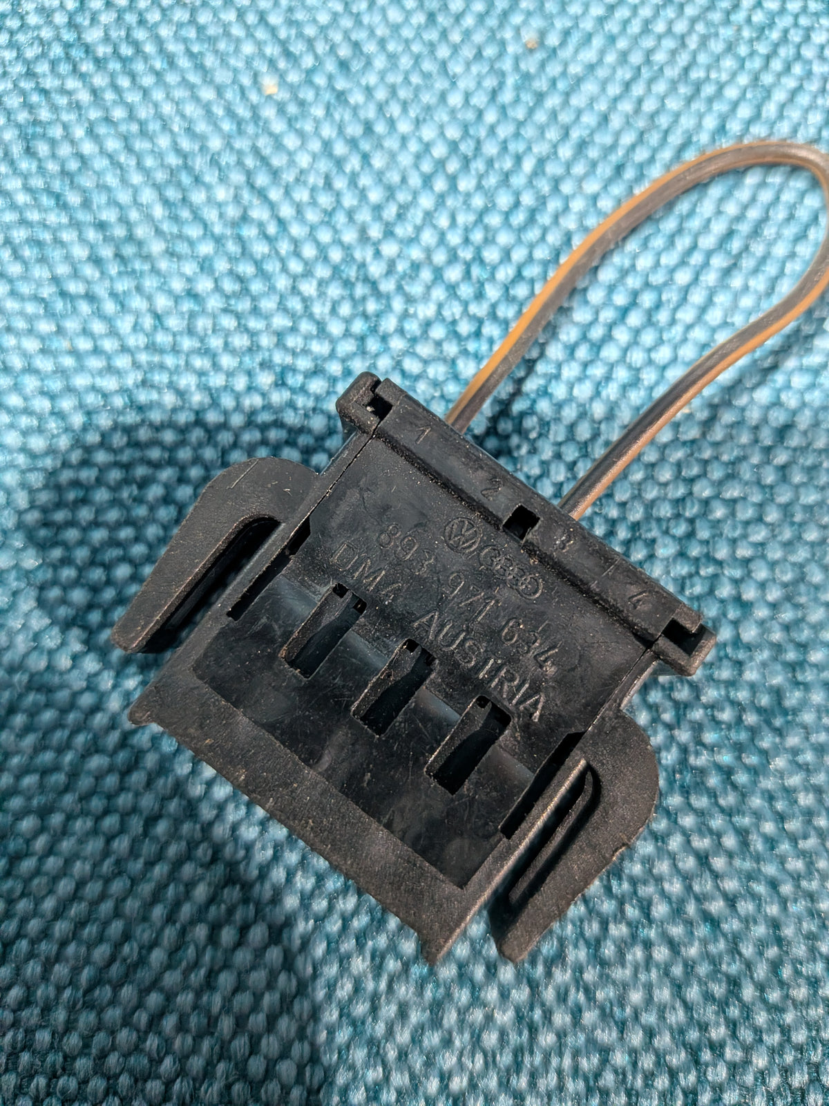 Stecker VAG Golf/Jetta/2/Polo 86C/Santana/Passat/B2/B3/T3 Bus/Audi 80/90/B2/B3/100/200/C3/V8 893971634 Gebraucht B21