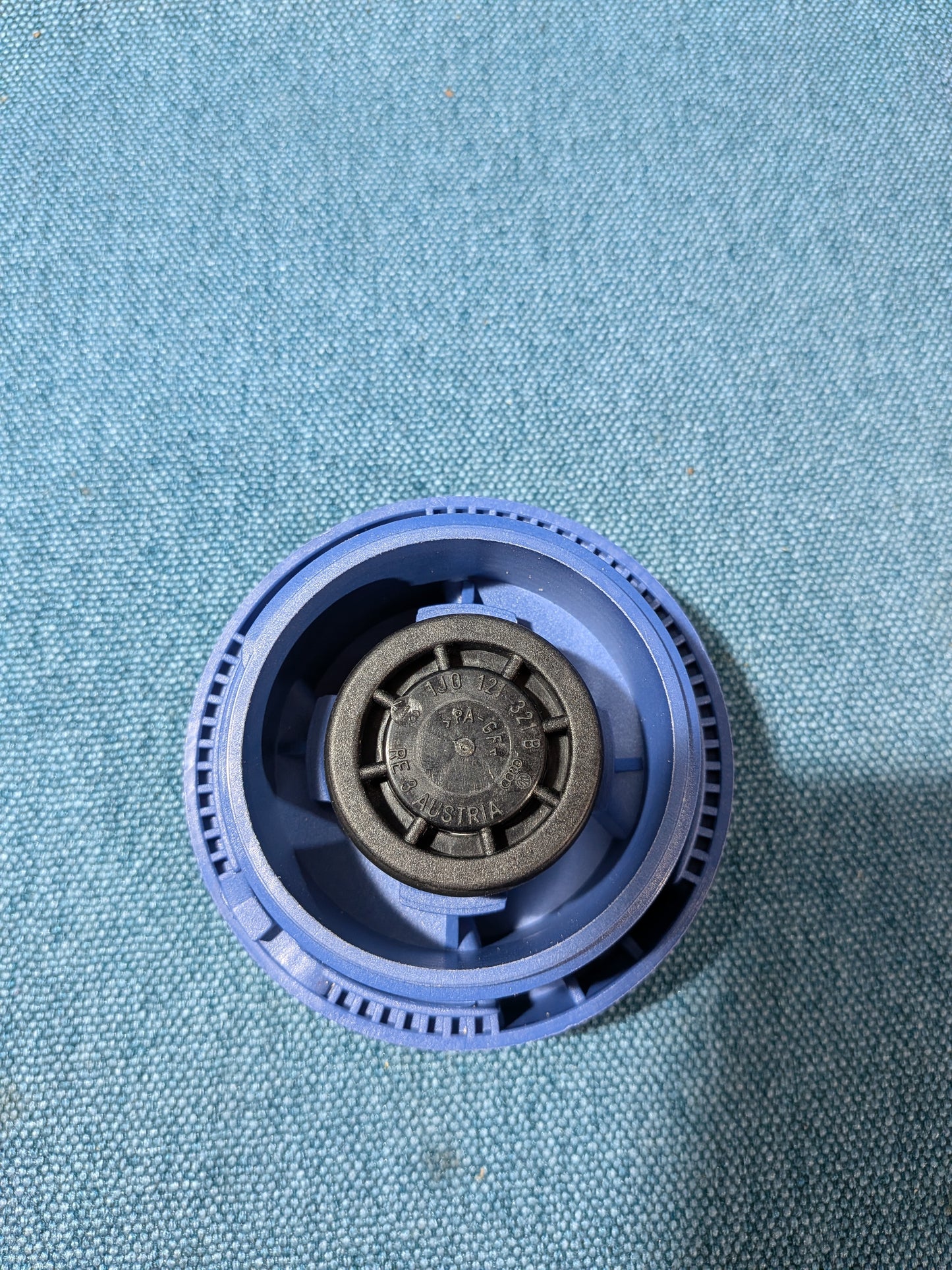 Kühlerdeckel Golf 4/Bora/Passat/3B/BG/T5 Bus/Polo 9N/Touareg/Audi A2/A3 8P/A4/B5/B6/A5 B7/A6/C5/C6/A8 D3/Q7/TT 1J0121321B NOS B6