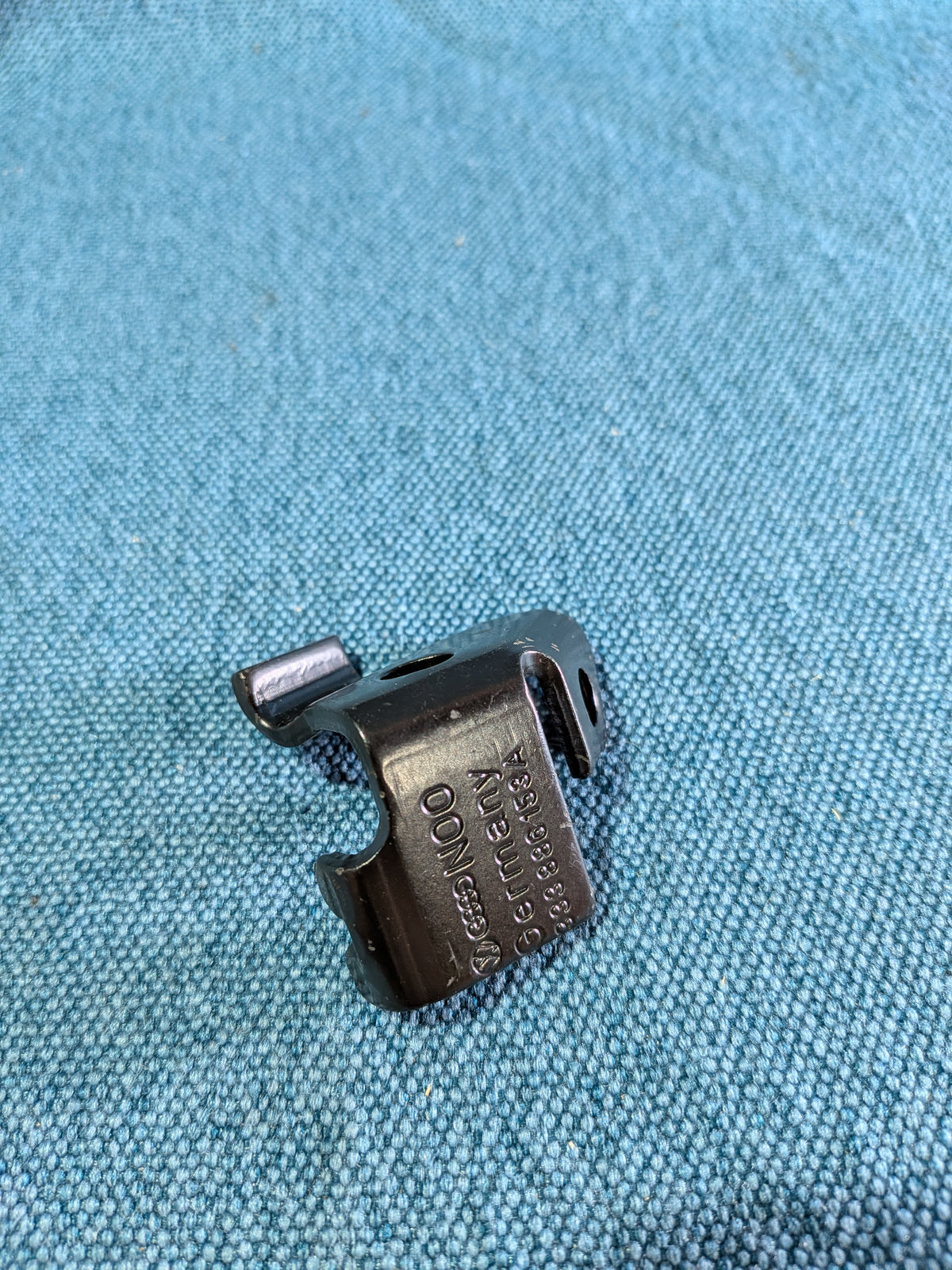 Halter fir Récksëtzbänk Passat/B4 333886153A NOS B7