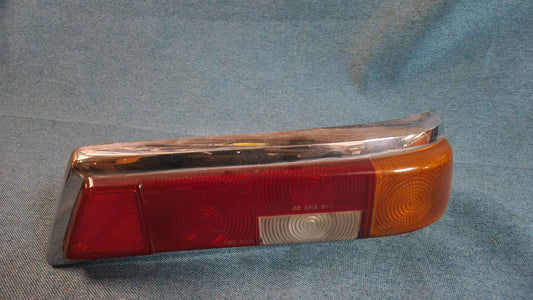 Mercedes W110 Rücklicht Rückleuchte Lampenträger rechts 1108200128 Gebraucht A2