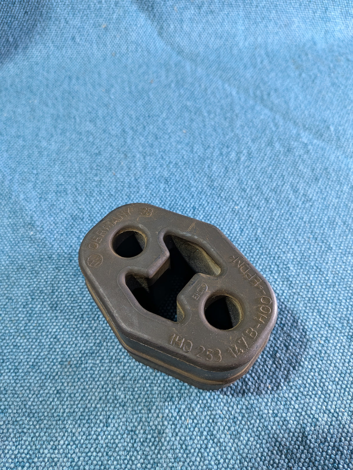 Exhaust rubber hanger Golf 3/Vento/Polo/ 6N/6/Sharan/Golf4/Bora/Caddy 2/Corrado/Fox/Up/Audi A1 8X/A2/A3 8L 1H0253147B NOS B8