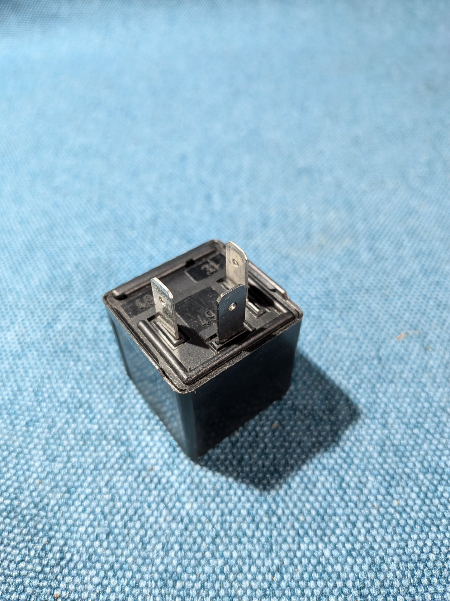 Relais 21 Warnblinklicht Golf/Jetta/Scirocco/1/2/Golf 3/Vento/Caddy14D/T2/T3/T4 Bus/Passat/B1/B2/Polo 1/Audi 50/80/B2/B3/B4/100/200/C3/C4/A6 C4 191953227A Gebraucht A14