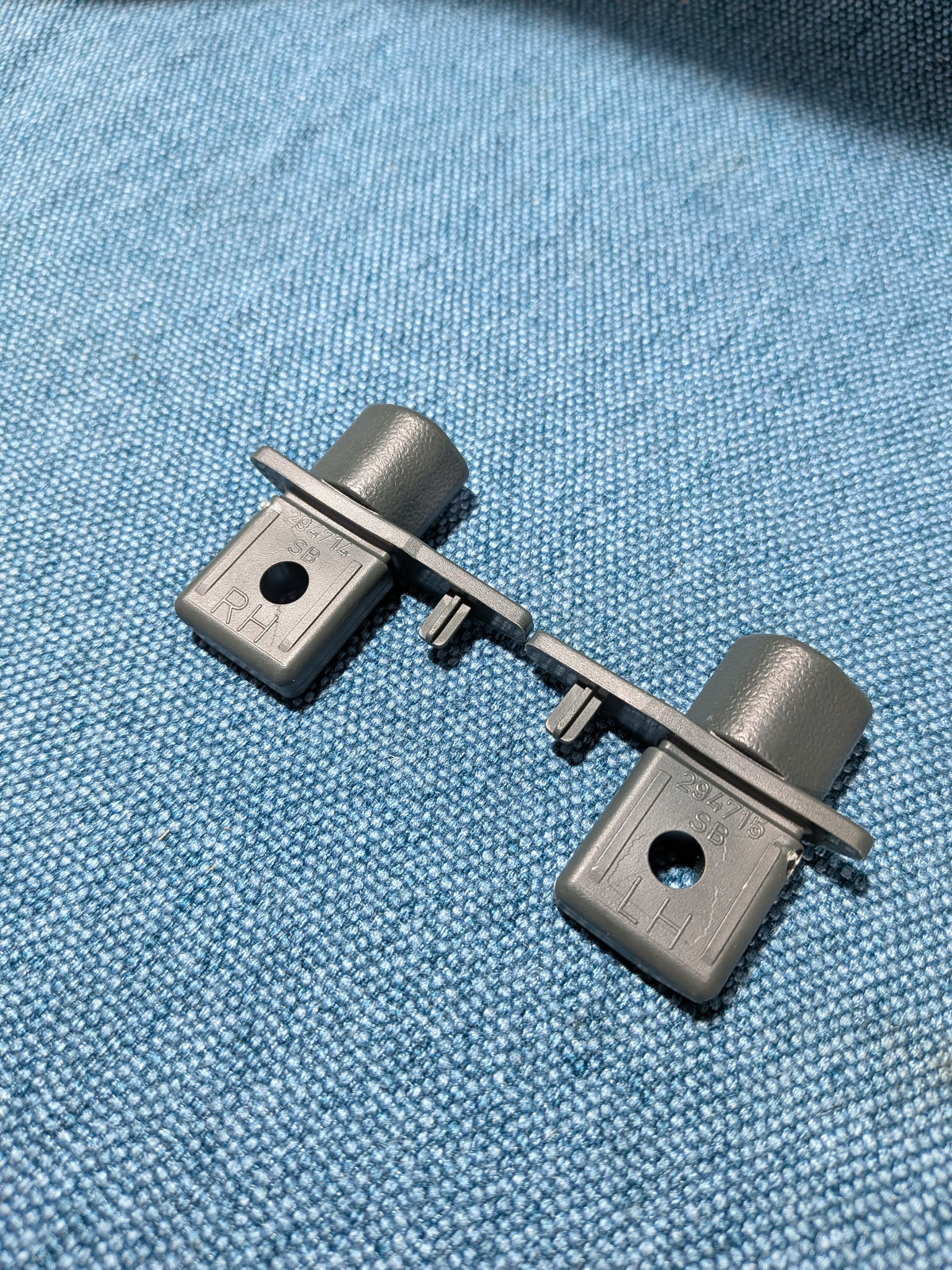 Raschtzäpfchen Kofferraumofdeckung Däischtergro Audi/A6/S6/C5 4B9863662 5PG B15