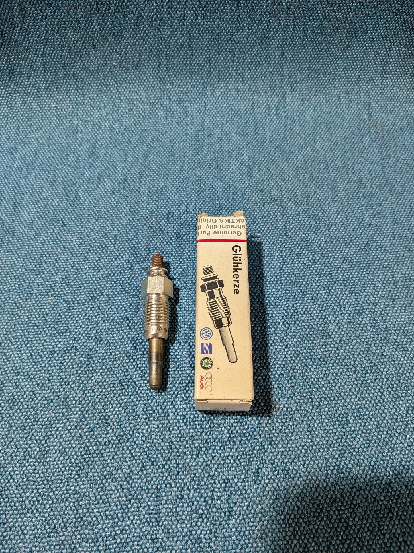 Glow plug T3/T4 Bus/Iltis/Golf/Jetta/1/2/Santana/LT1/Passat/B1/B2/B3/B4/Polo/86C/6N/Golf/3/4/Vento/Bora/New Beetle/Caddy/14D/2/9KV/Passat/3B/BG/Audi 80/90/B2/B3/B4/100/200/C2/C3/C4/A4/B5/B6/A6/C4/C5/A3 8L N10213002 NOS K2