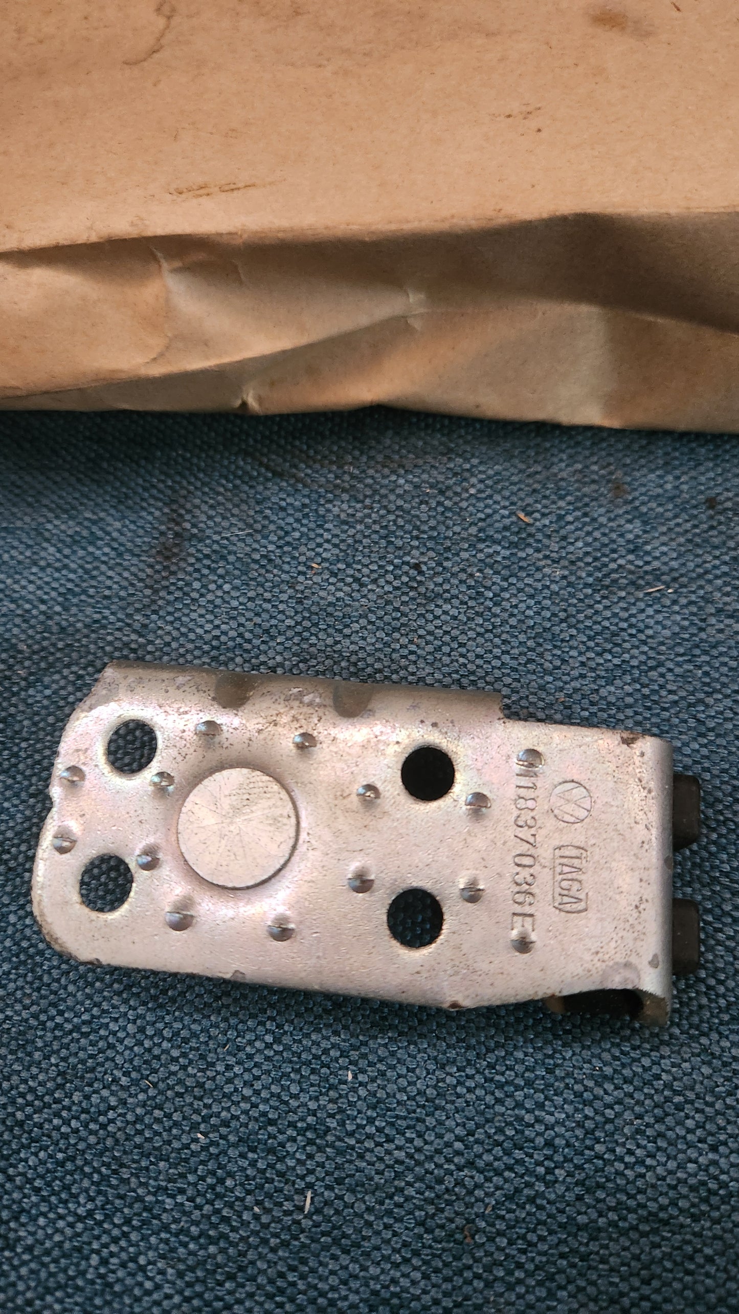 Käfer Typ 1 Schlossfänger Schließplatte  111837036E Nos S4