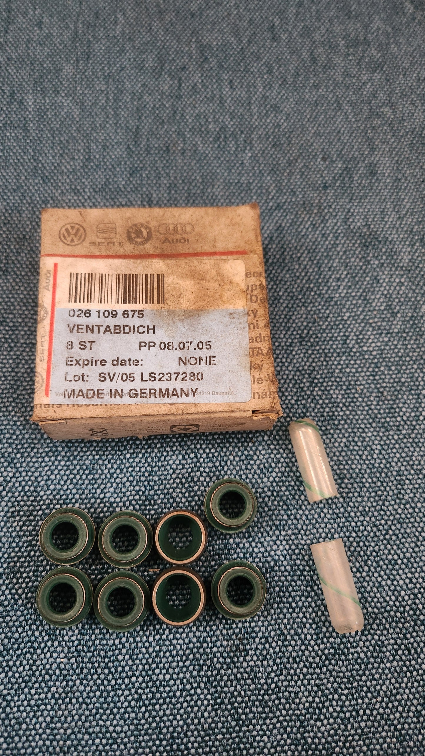 Valve stem seal Golf/Jetta/Scirocco/1/2/3/Vento/Caddy14D/Passat B1/B2/B3/B4/Polo86C/1/T3 Bus/Audi 80/90/B3/B4/100/200/C3/C4/A4 B5/A6 C4 026109675 NOS M6