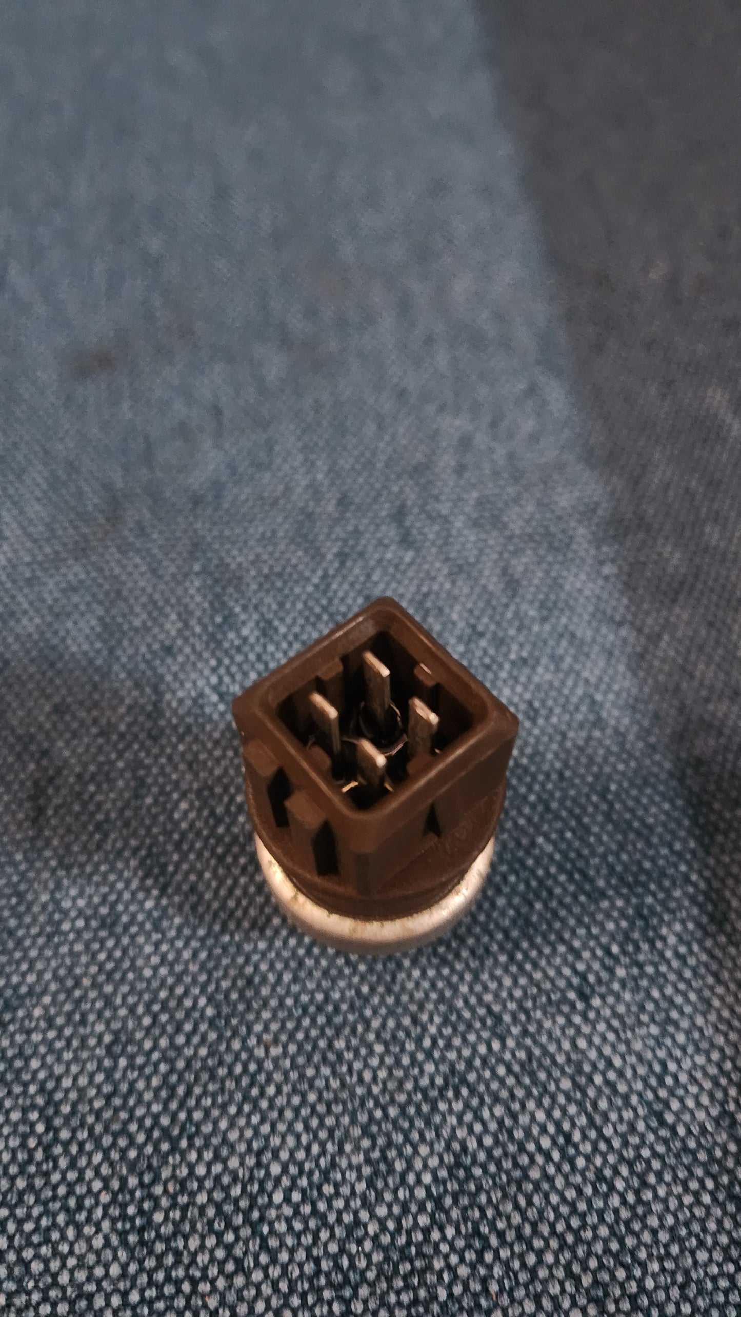 Thermoschalter 4 Polig Golf/Jetta/2/3/Vento/Corrado/Bora/Golf 4/Passat/B3/B4/Polo 6N/Sharan/T4 Bus 357919369E Nos M9