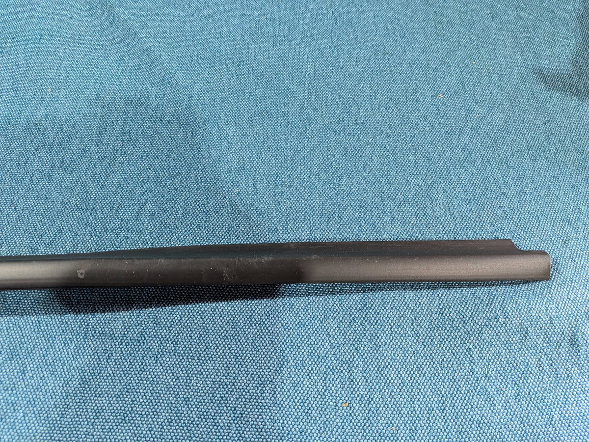 Fensterführung Schachtleiste Schwarz Golf3/Vento 1H3837432 NOS A4