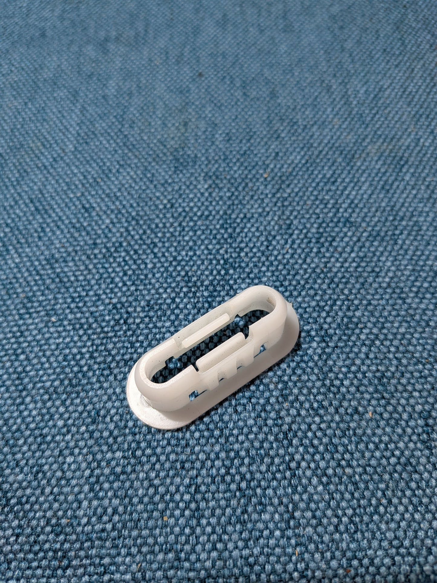Tülle Clip Kofferraum Verkleidung Heckklappe Golf 3 1H0867981 NOS A6