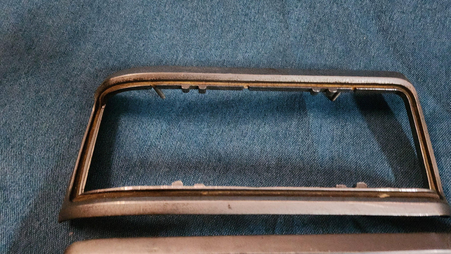 Mercedes W114 Rückleuchte Rücklicht Chrom Blende Abdeckung 1158260159 Gebraucht D1