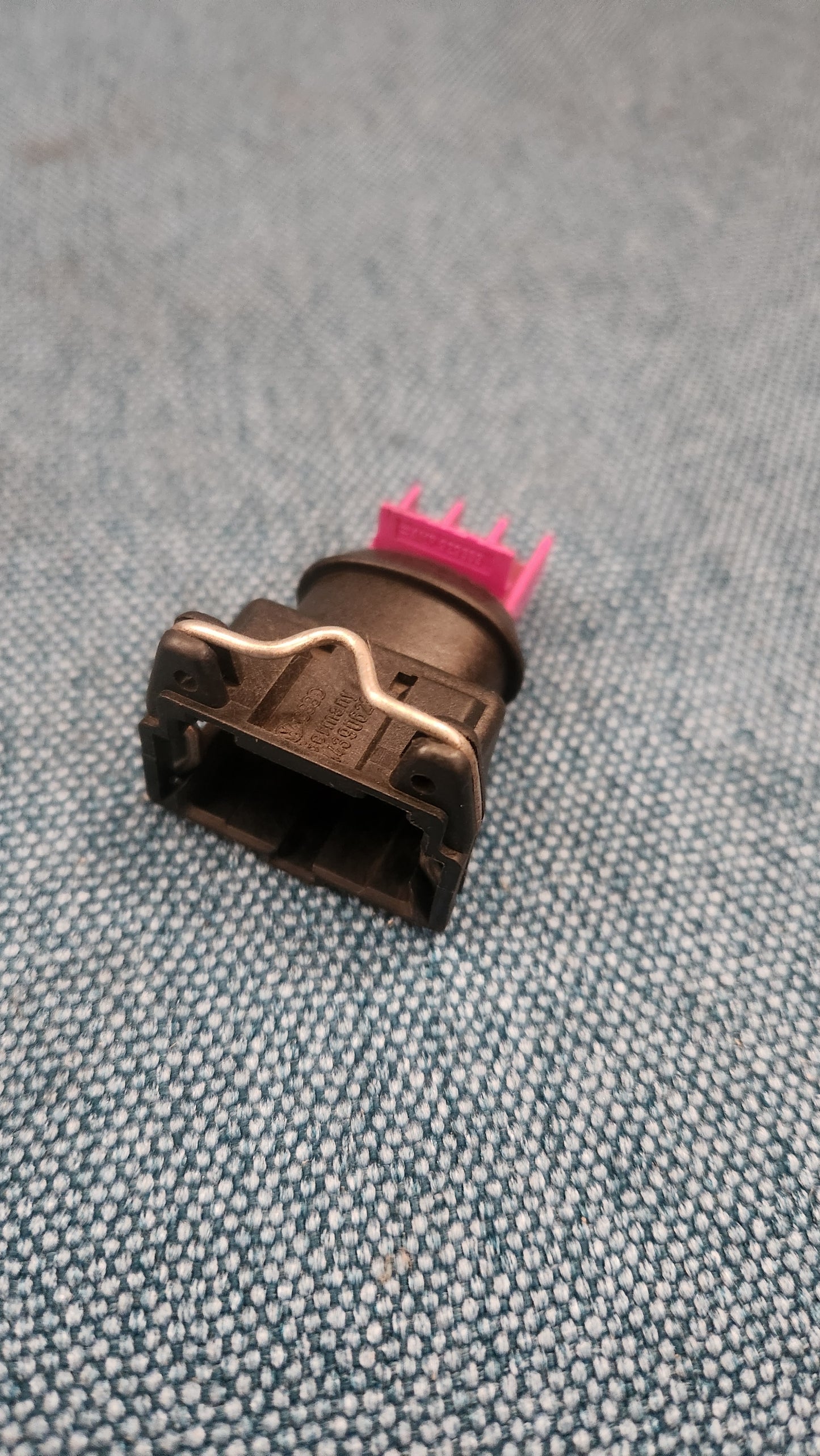 Flachkontakt Steckergehäuse 3 Pin T2/T3 Bus/Typ 4/Golf/Jetta/1/2/3/4/Vento/Bora/Corrado/Caddy 2 9KV/LT/1/2/New Beetle/Passat B3/B4/3B/BG/Polo/6N/9N/Phaeton/Sharan/Touareg/Scirocco 2/Audi 80/90/B3/B4/100/200/C3/C4/A4/B5/B6/TT/V8 443906233 Nos M9