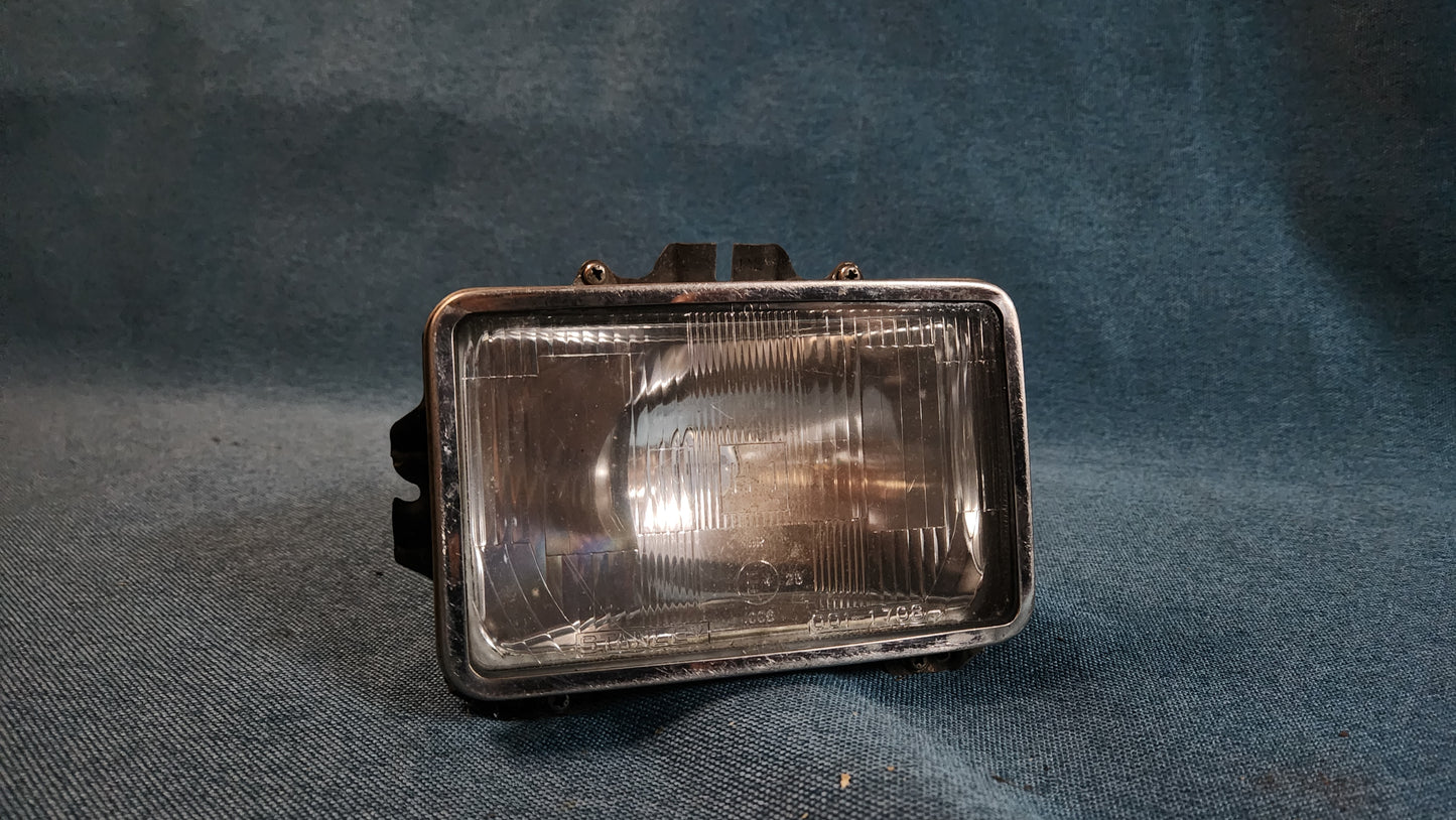 Scheinwerfer Mitsubishi Sapporo MB083585 Mazda 323 BG