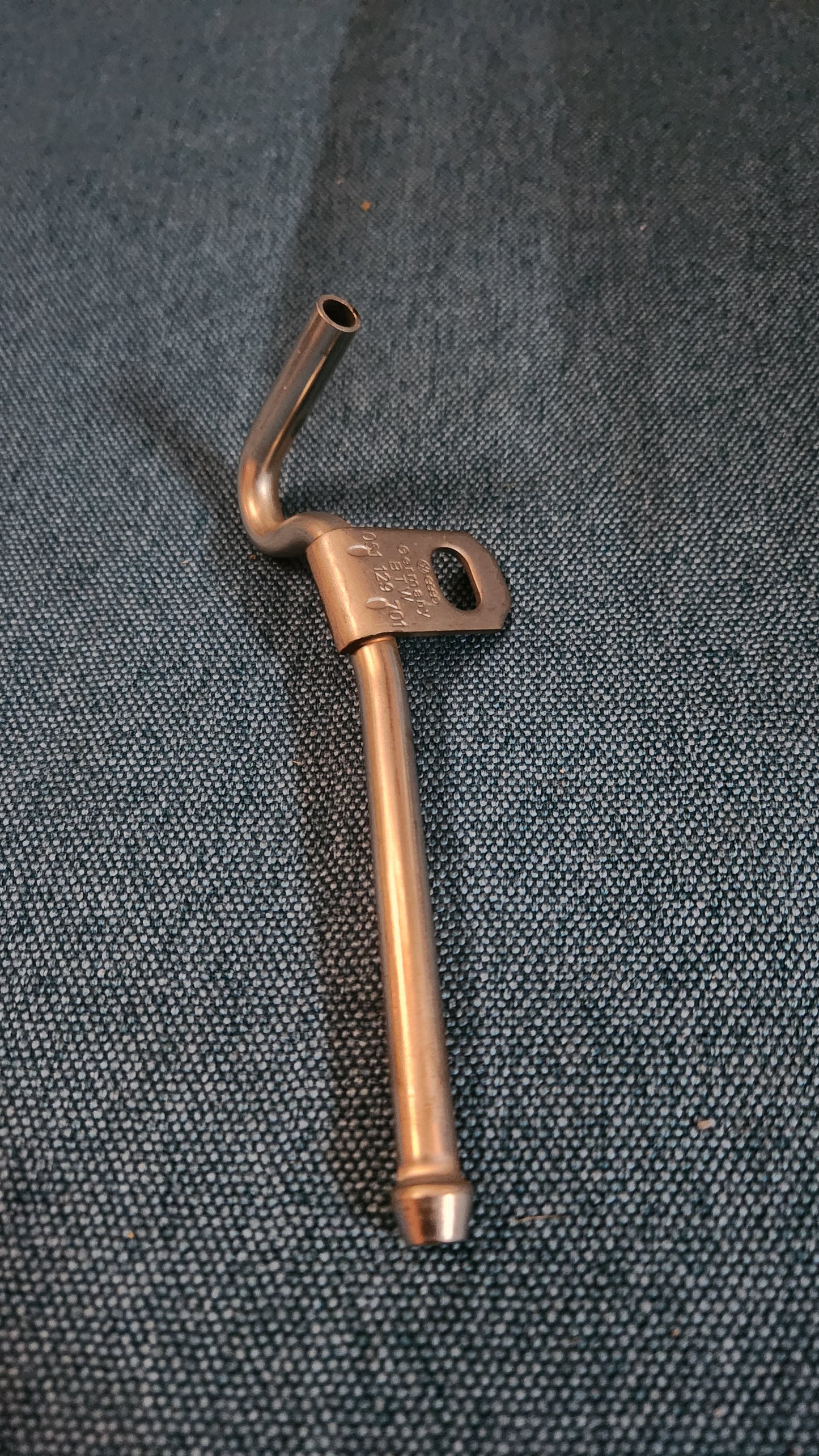 Rohr für CO Entnahme Golf/Jetta/2 EZ/GU/PN/RF/1F/AAM 051129701 Nos I7