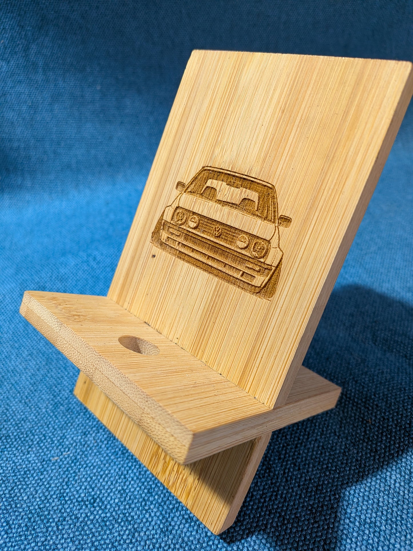 Handyhalter/Handyhalterung  mit Golf 2 Motiv aus Bambus Holz