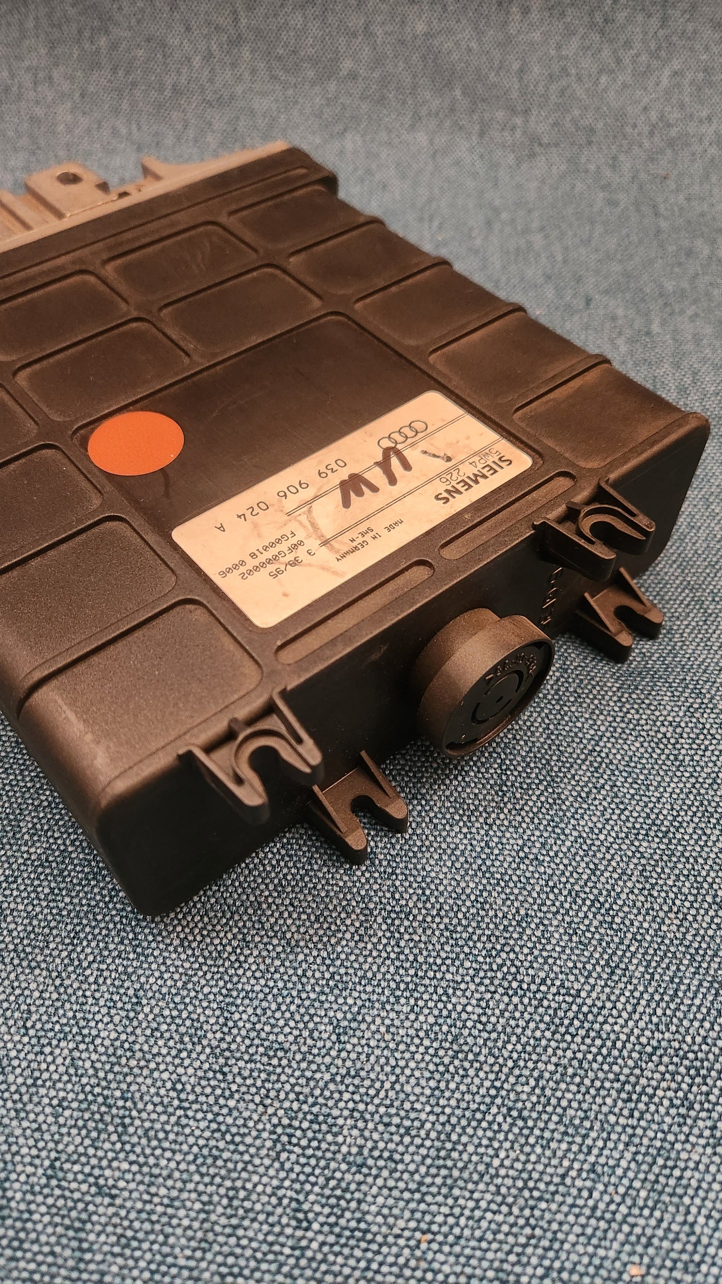 Engine control unit Audi 80 B4/Type 89/Coupe/100/C4 2.0L ABK 039906024A Nos M4
