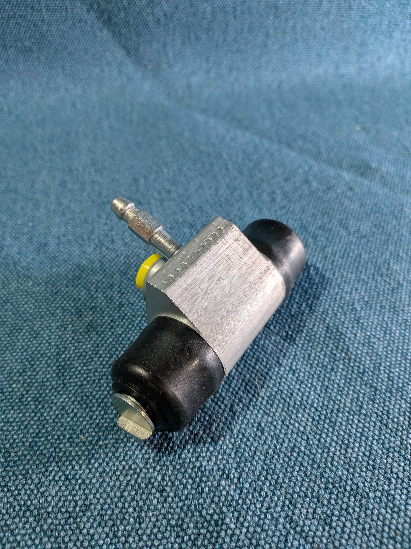 Rear wheel brake cylinder for vehicles without load-sensitive brake force regulator Golf/Jetta/1/2/Passat/B1/B2/Polo 1/Scirocco/1/2 171611051B NOS/New C7