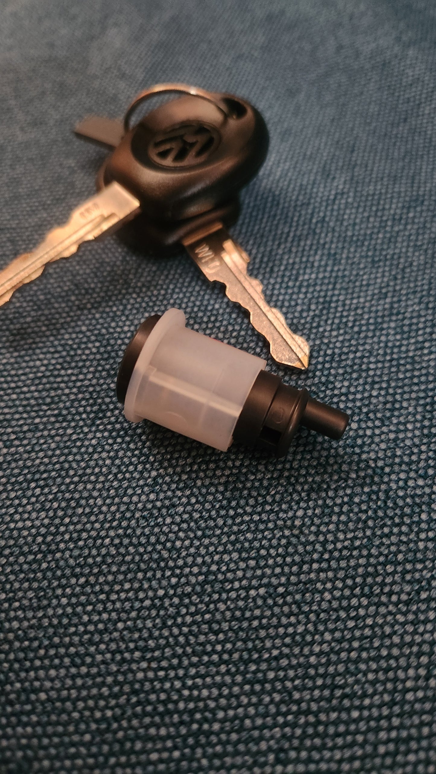 Handschuhfach Schließzylinder mit 2 Schlüsseln Golf 3/Vento 1H0857113 Nos L7