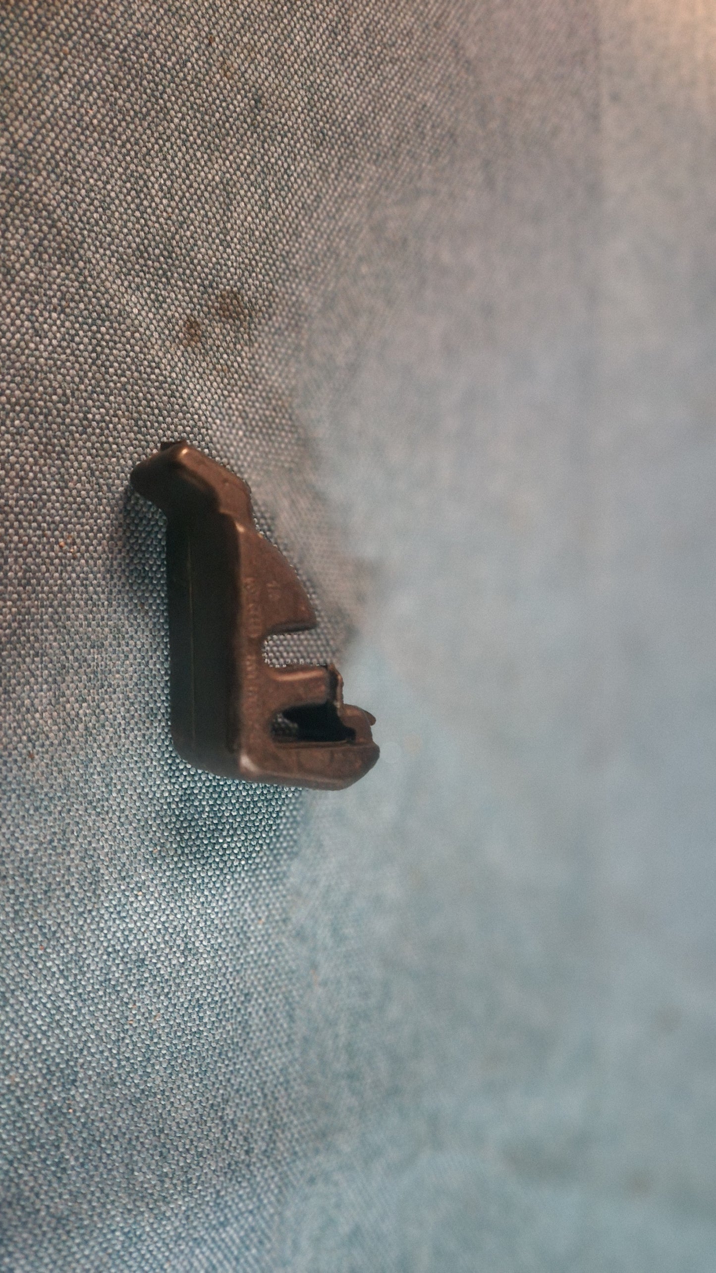 Audi 80 B2 Typ 81/85 Halter für Federstab Heckklappe 811813523 Nos A2