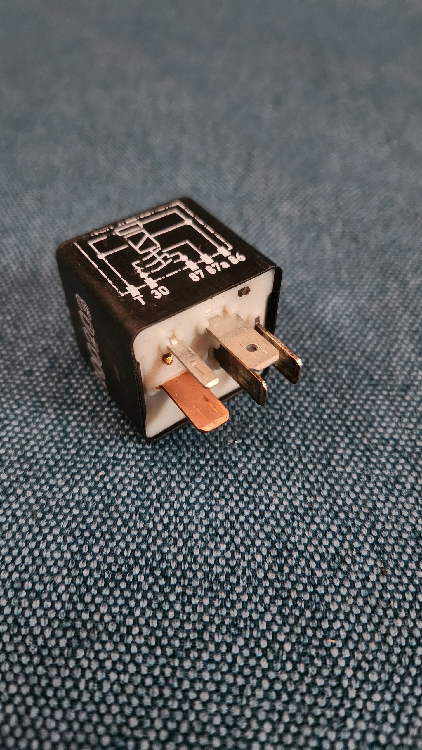 Multifunktionsrelais 219 Audi A4 B5/A8 4D/A6 C5/V8/100/200/C4/Passat B4/3B/BG 443951253AA Gebraucht J5