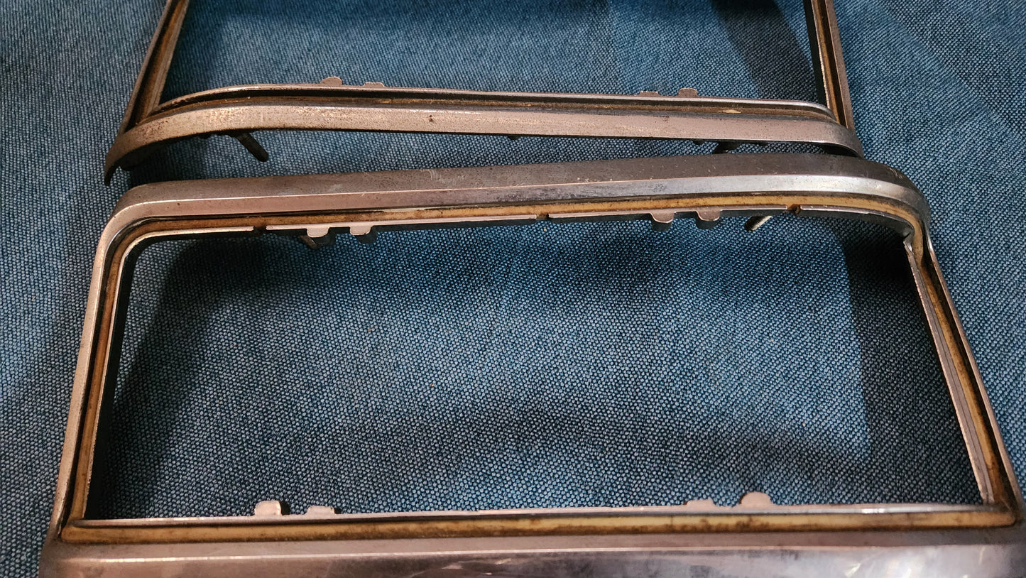 Mercedes W114 Rückleuchte Rücklicht Chrom Blende Abdeckung 1158260159 Gebraucht D1