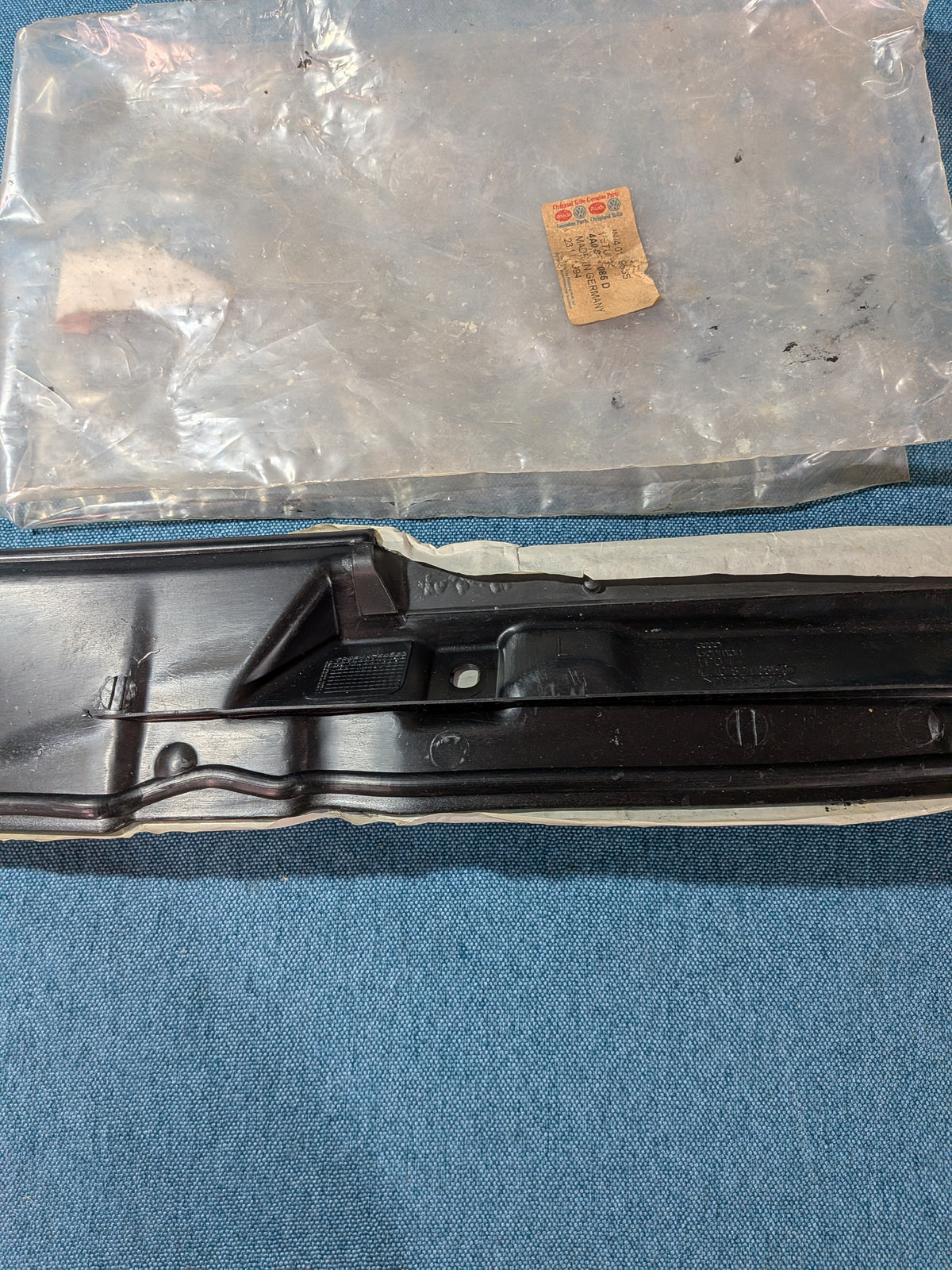 Lokasuojan verhoilu vasen Audi 100/A6/C4 4A0821085D NOS A4