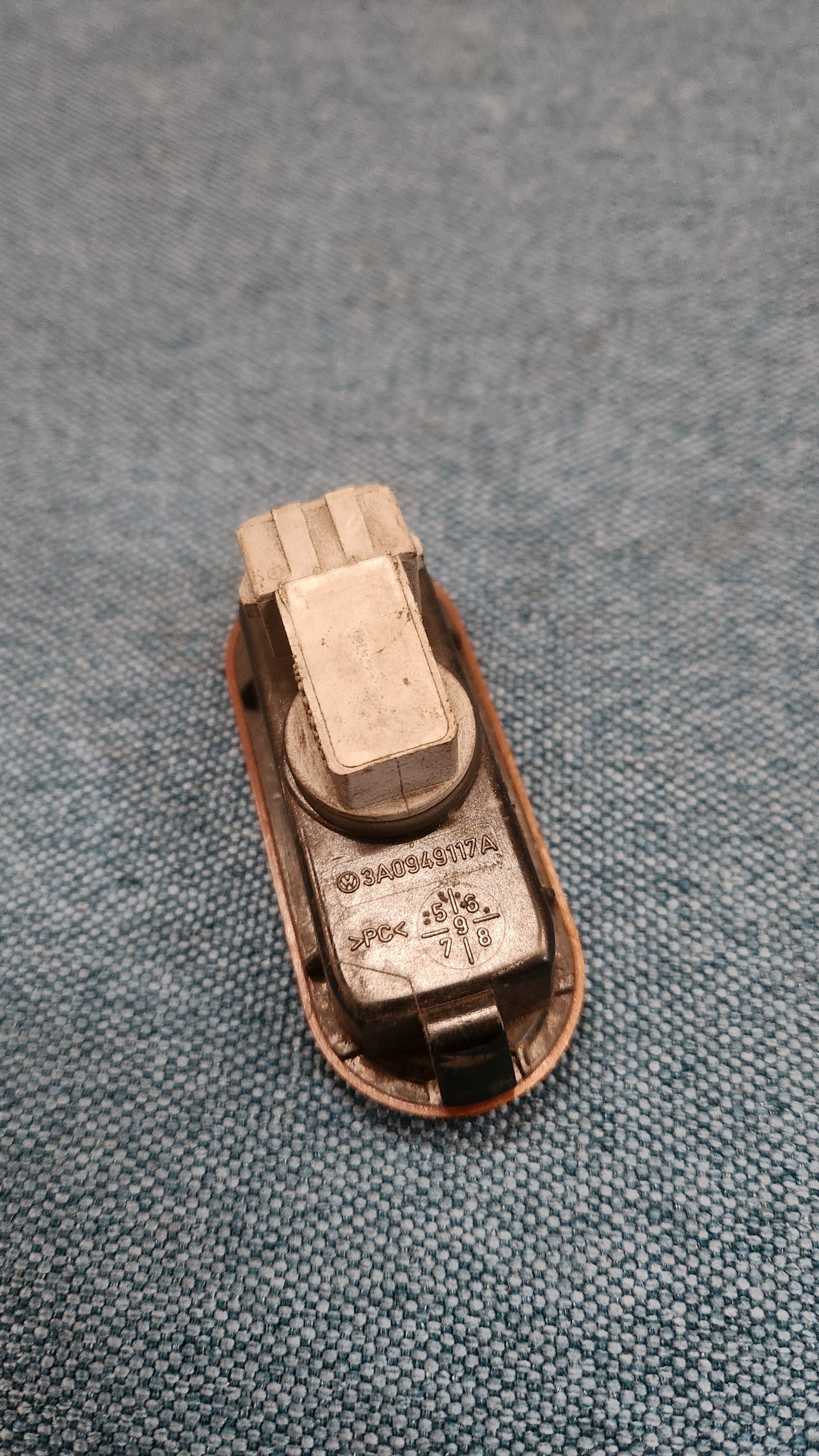 Indicator Light Side Orange Golf 3/Vento/Caddy2/Passat 35I B3/Polo 6N/Sharan 3A0949117A Used