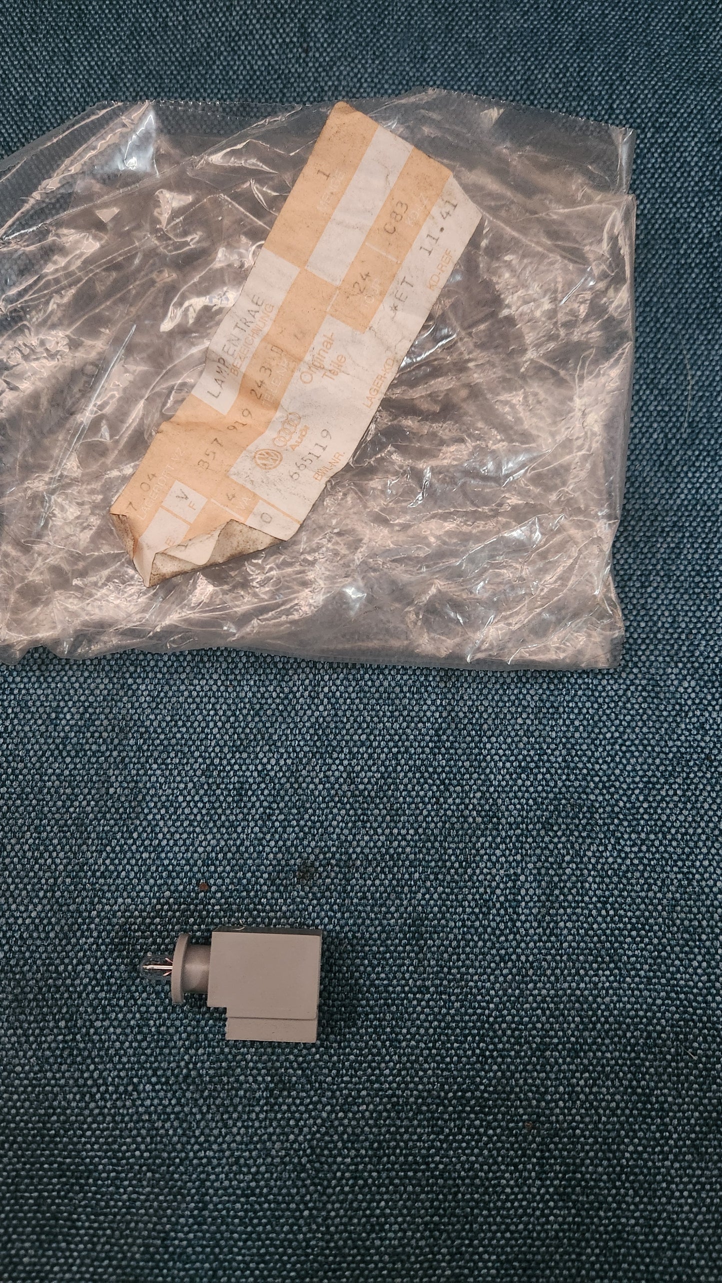 Birne mit Halter Golf1/2/3/Vento/Jetta/Polo86C/Corrado/Passat B2/B3/B4/Scirocco2/Audi80/Audi100/C3/C4 357919243D Nos G9