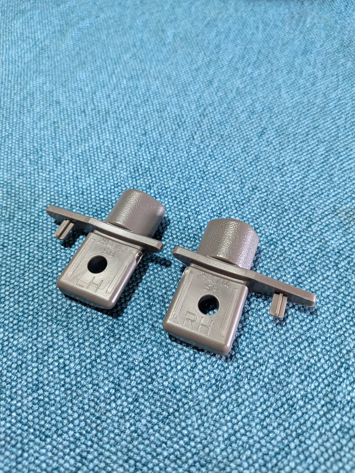 Rastzapfen Gepäckraumabdeckung Braun Audi/A6/S6/C5 4B9863662 4WS NOS B15