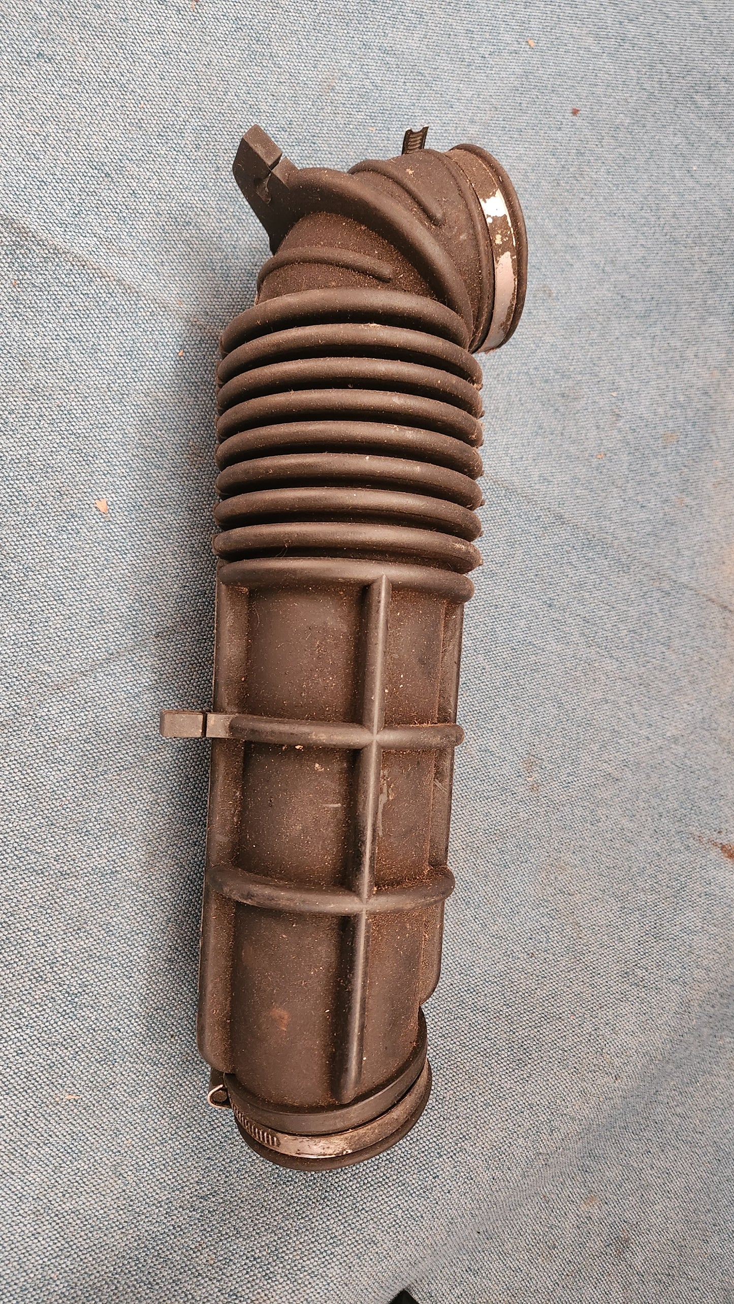 Opel Omega A intake hose air filter box 90232758 Used B3