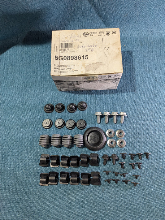 Hood mounting kit Golf 7/Seat Leon 5G0898615 NOS G1