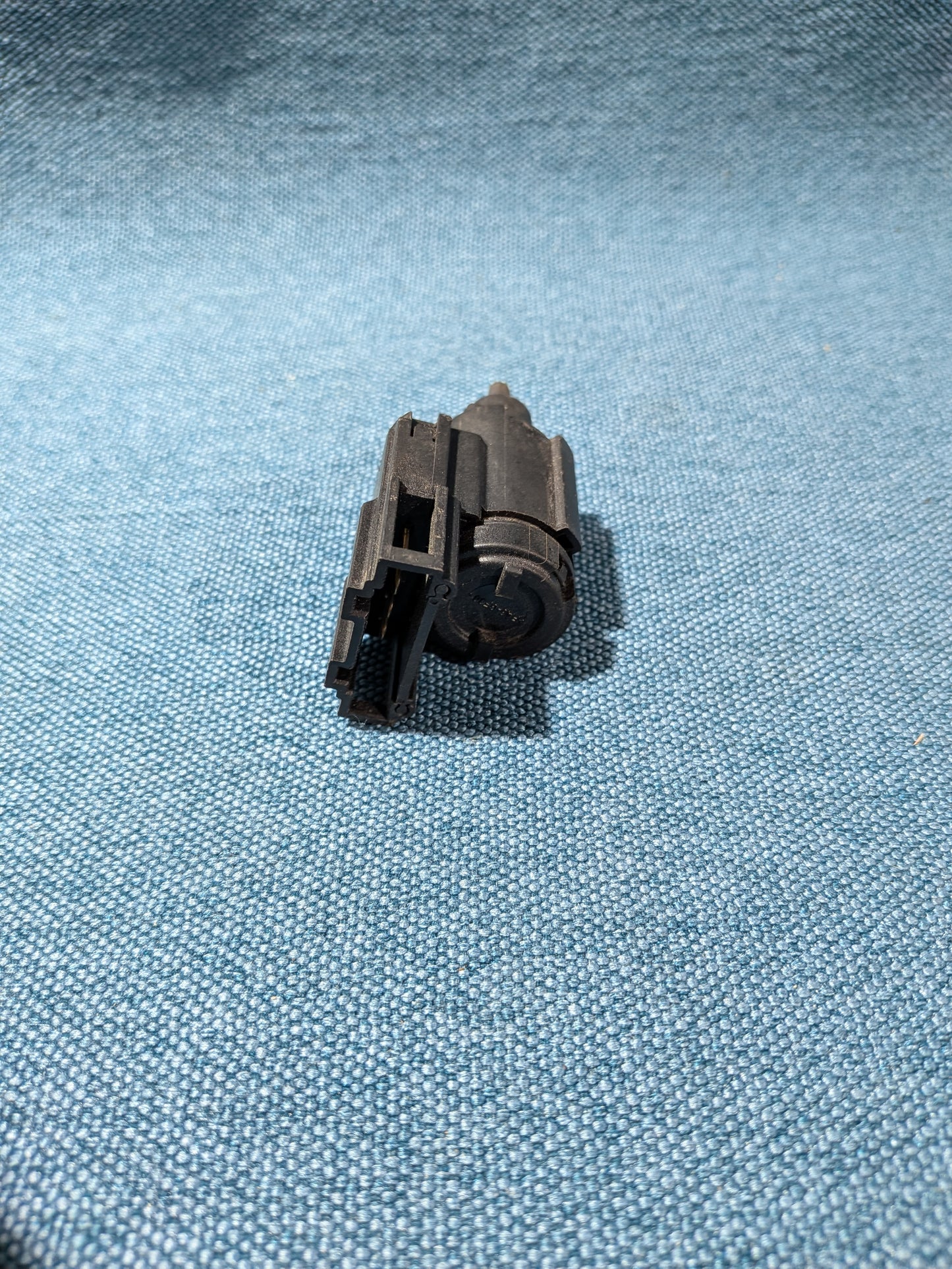 Brake light switch Golf4/Bora/Fox/Lupo/Polo/6N/9N/Sharan/Touareg/T5 Bus/Audi A3/8L/8P/A4/B5/B6/TT 1J0945511B Used A24