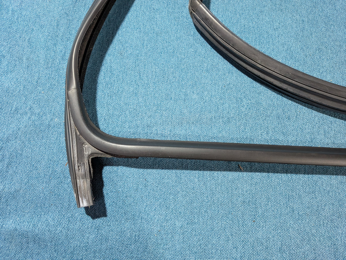 Fensterführung Schachtleiste Schwarz Golf3/Vento 1H3837432 NOS A4