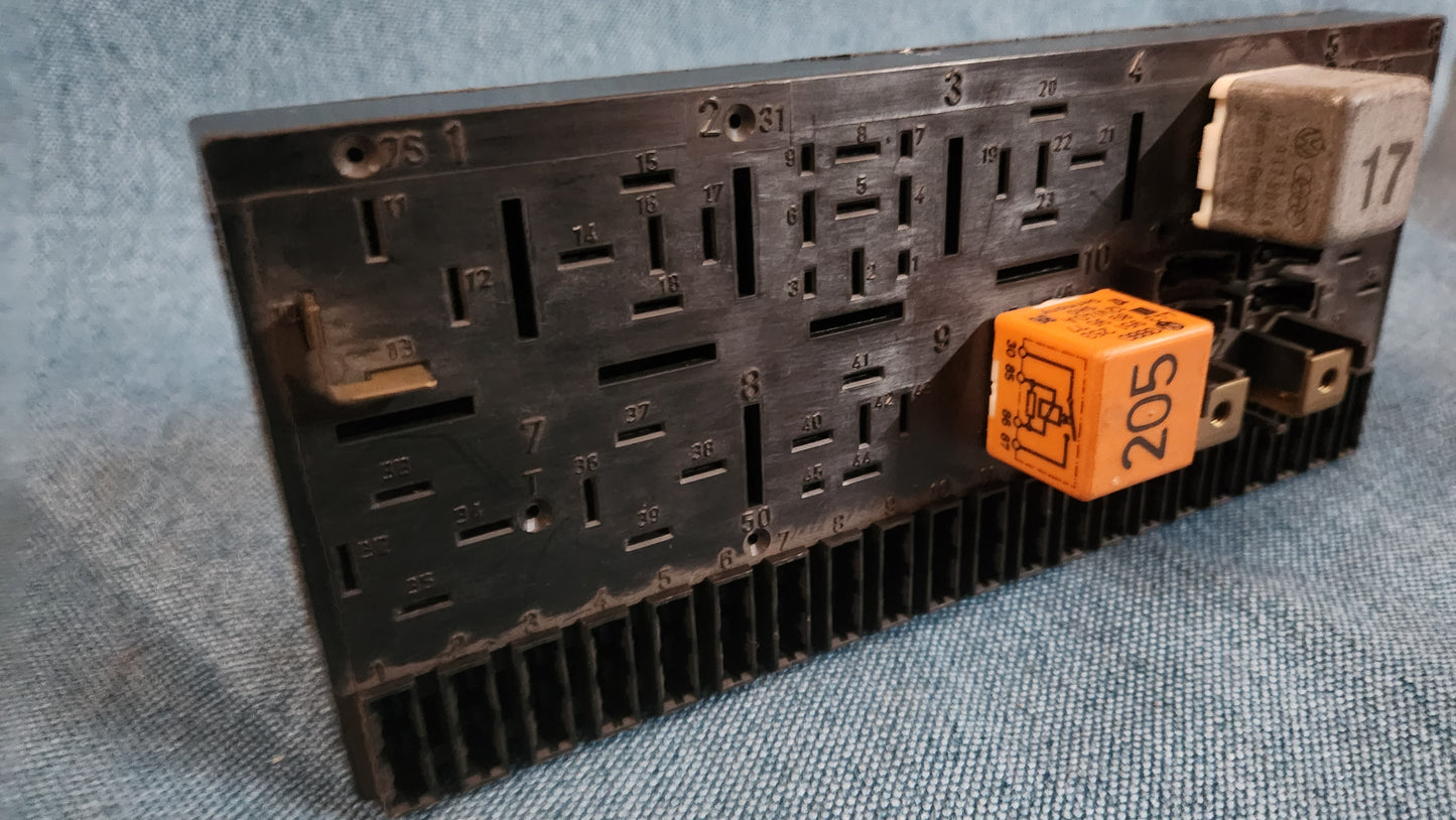 Sicherungskasten Audi 80/90/B3/B4/100/200/C3/C4 443941822A Gebraucht F1