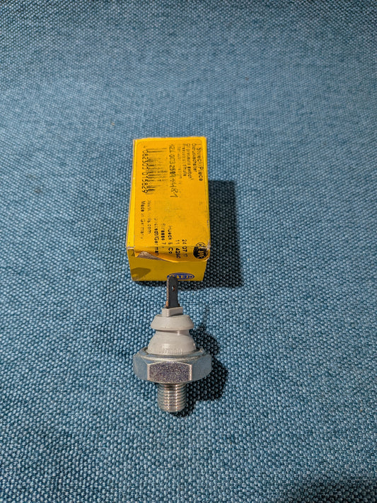 Oil pressure switch Hella Passat/B3/B4/3B/BG/T4 Bus/Polo 6N/Golf/Jetta/2/3/Vento/Sharan/Corrado/Caddy2/9KV/Audi 80/90/B3/100/200/C4/A3 8L/A4 B5/A6/C4/C5/A8 4D2 6ZL0032599481 NOS/New A22