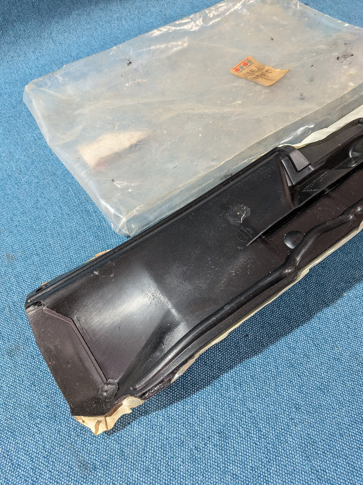 Lokasuojan verhoilu vasen Audi 100/A6/C4 4A0821085D NOS A4