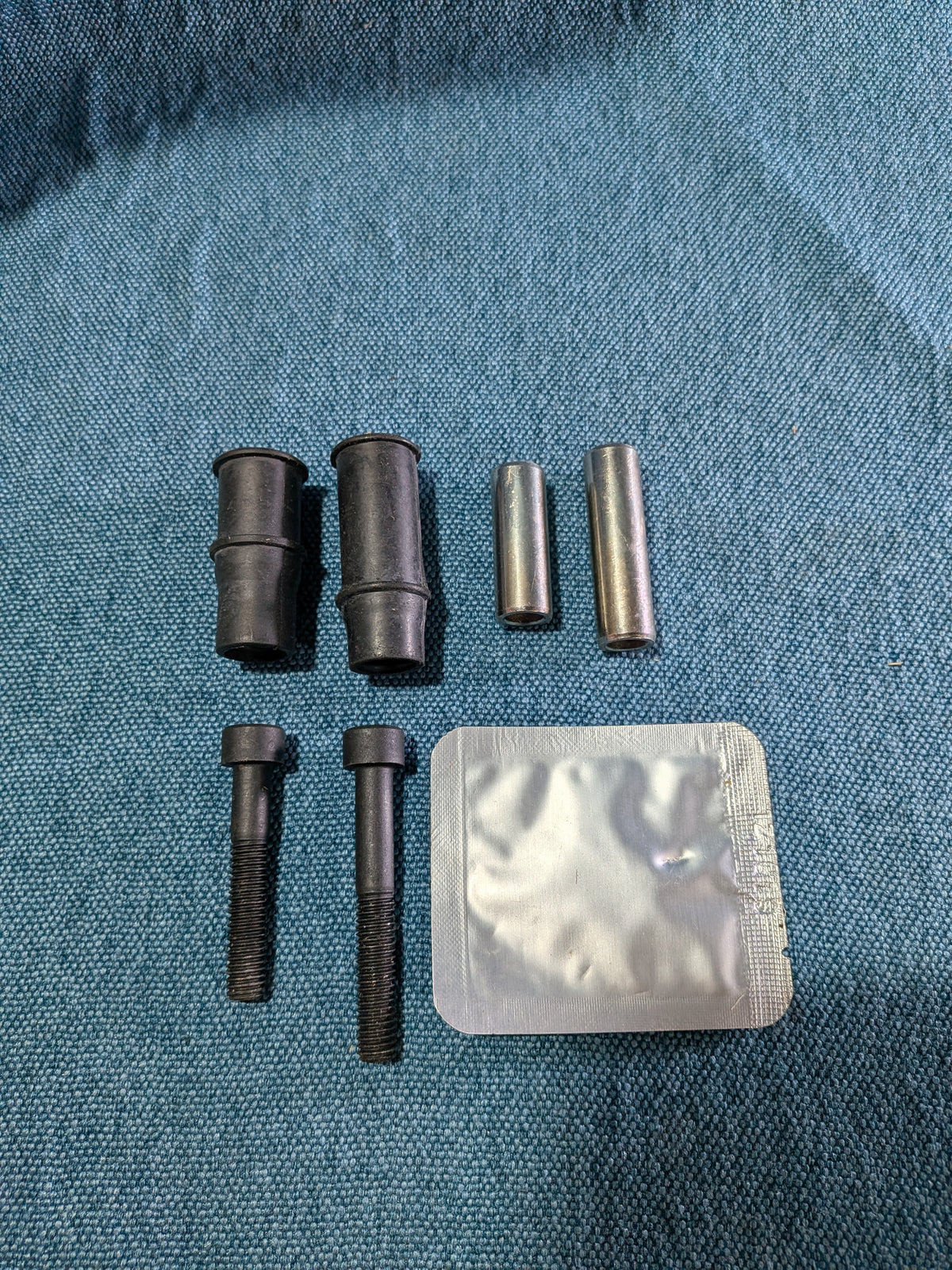 Führungshülsen Set Bremse 1131313X  Caddy 14D/Golf/Jetta/1/2/3/Vento/Fox/Lupo/Passat/B1/B2/B3/B4/Polo/86C/6N/9N/Santana/Scirocco2/Audi 80/B3 NOS/Neu