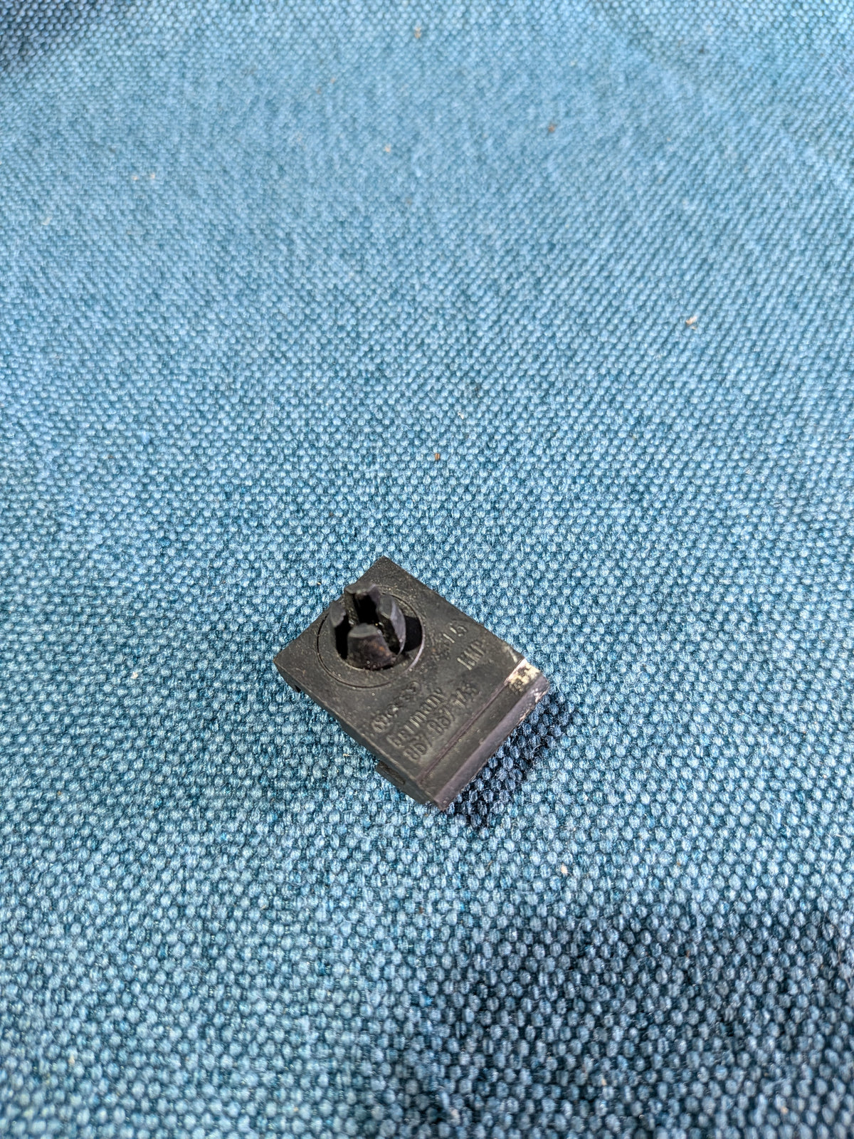 Halteclip fir Dierverkleedung Polo 86C/Derby 867867143 gebraucht B7