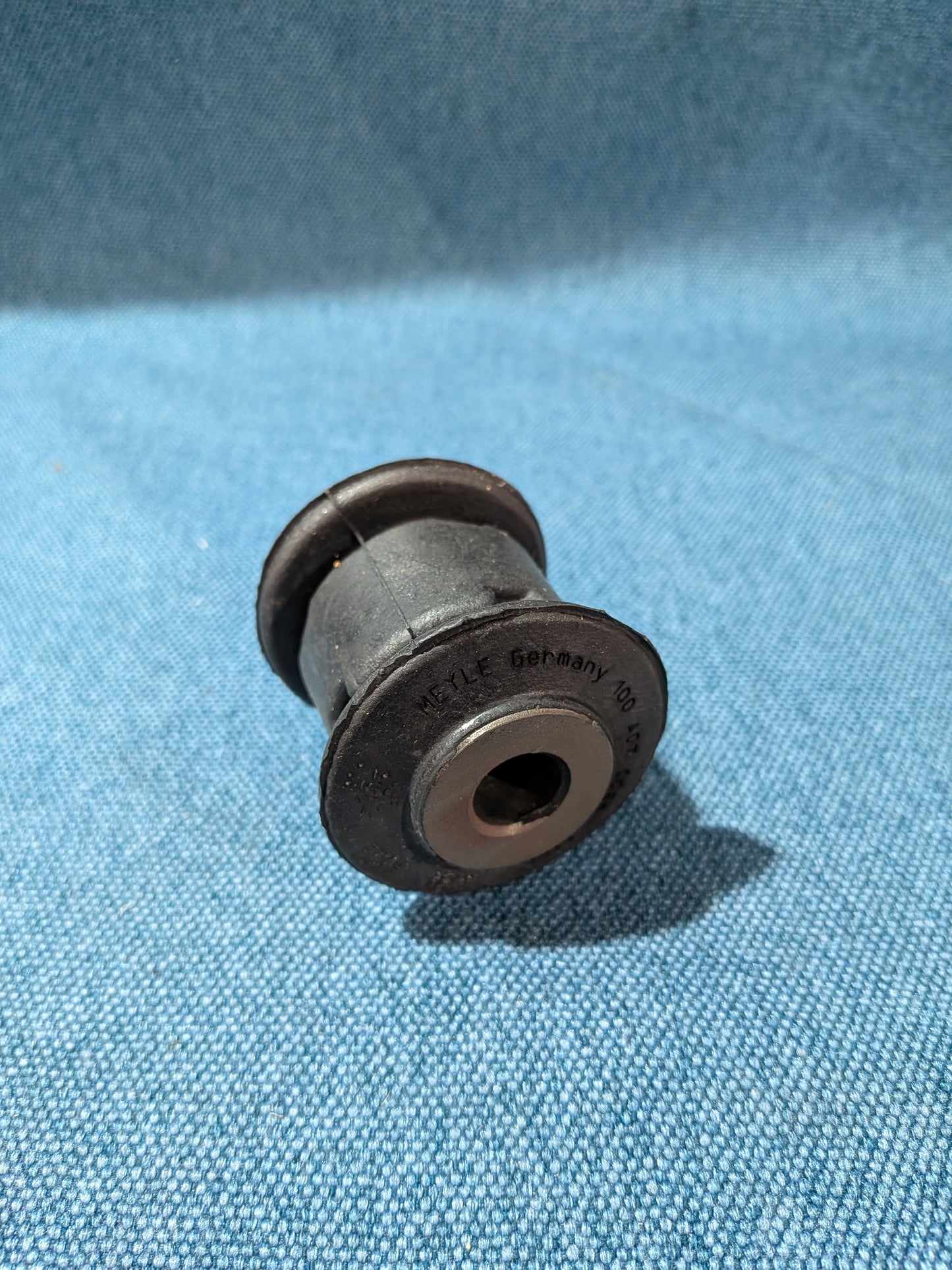 Control arm bushing Meyle Touran/Golf/5/6/7/Caddy/3/4/Golf Plus/Passat/B6/B7/B8/Eos/Sharan/Beetle 5C/Arteon/Tiguan/Troc/Audi A3/8P/8V/8Y/TT/Q2/Q3 1K0407182 NOS/New A9