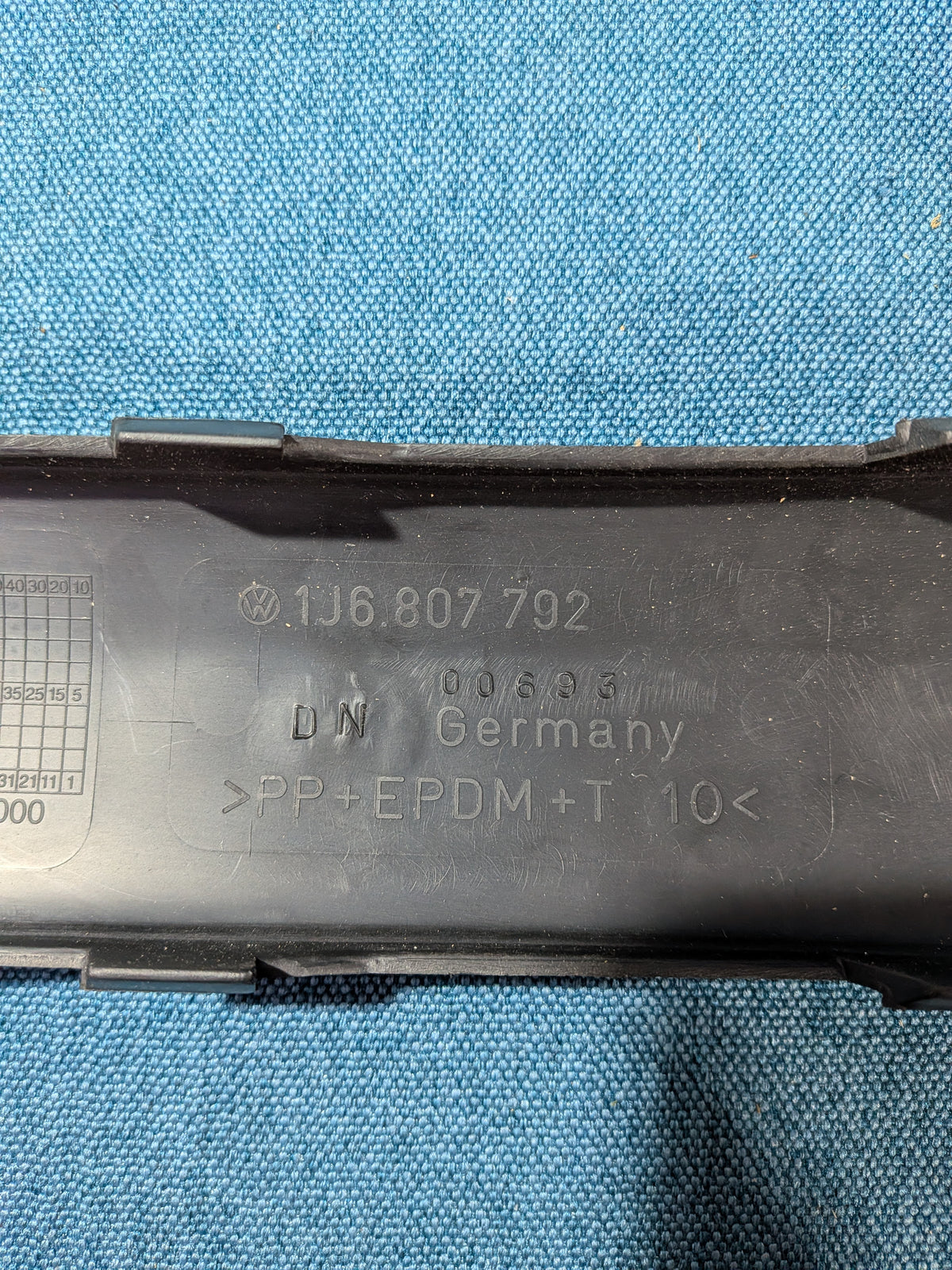 Zierleiste für Stoßstange Golf/4 1J6807792 B41 NOS B20