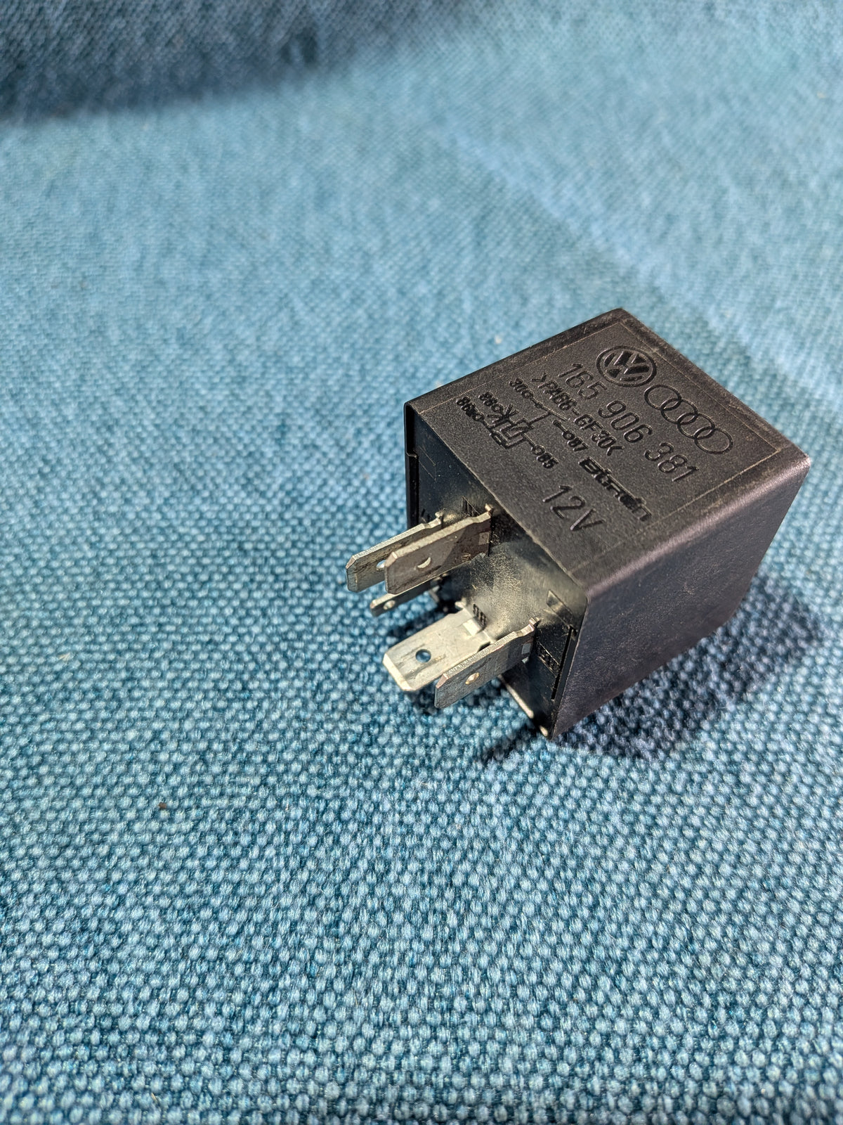 Relais 30 für Kraftstoffpumpe Corrado/Derby/Golf/Jetta/2/3/4/Vento/LT1/Polo 86C/Caddy 2 9KV/Passat/B3/B4/3B/BG/Sharan/T4 Bus 165906381 Gebraucht B16