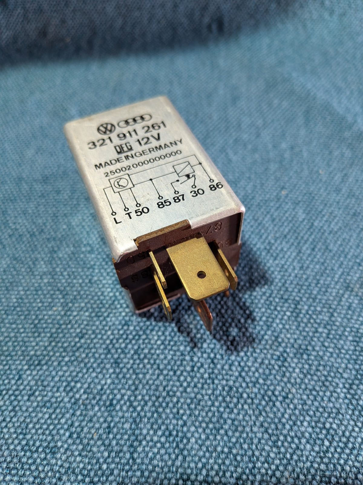 Glow plug relay Caddy 14D/Golf/Jetta/1/2/LT1/Passat/B1/B2/B3/Polo 86C/T3/T4 bus/Audi 80/90/B2/B3/100/200/C2/C3/C4 321911261 used B16