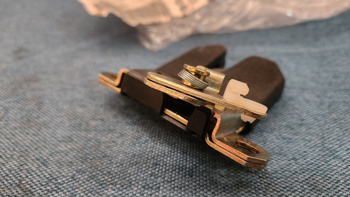 Passat 3B/BG tailgate lock 3B5827505D Nos A3