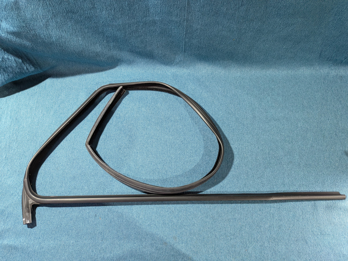 Fensterführung Schachtleiste Schwarz Golf3/Vento 1H3837432 NOS A4