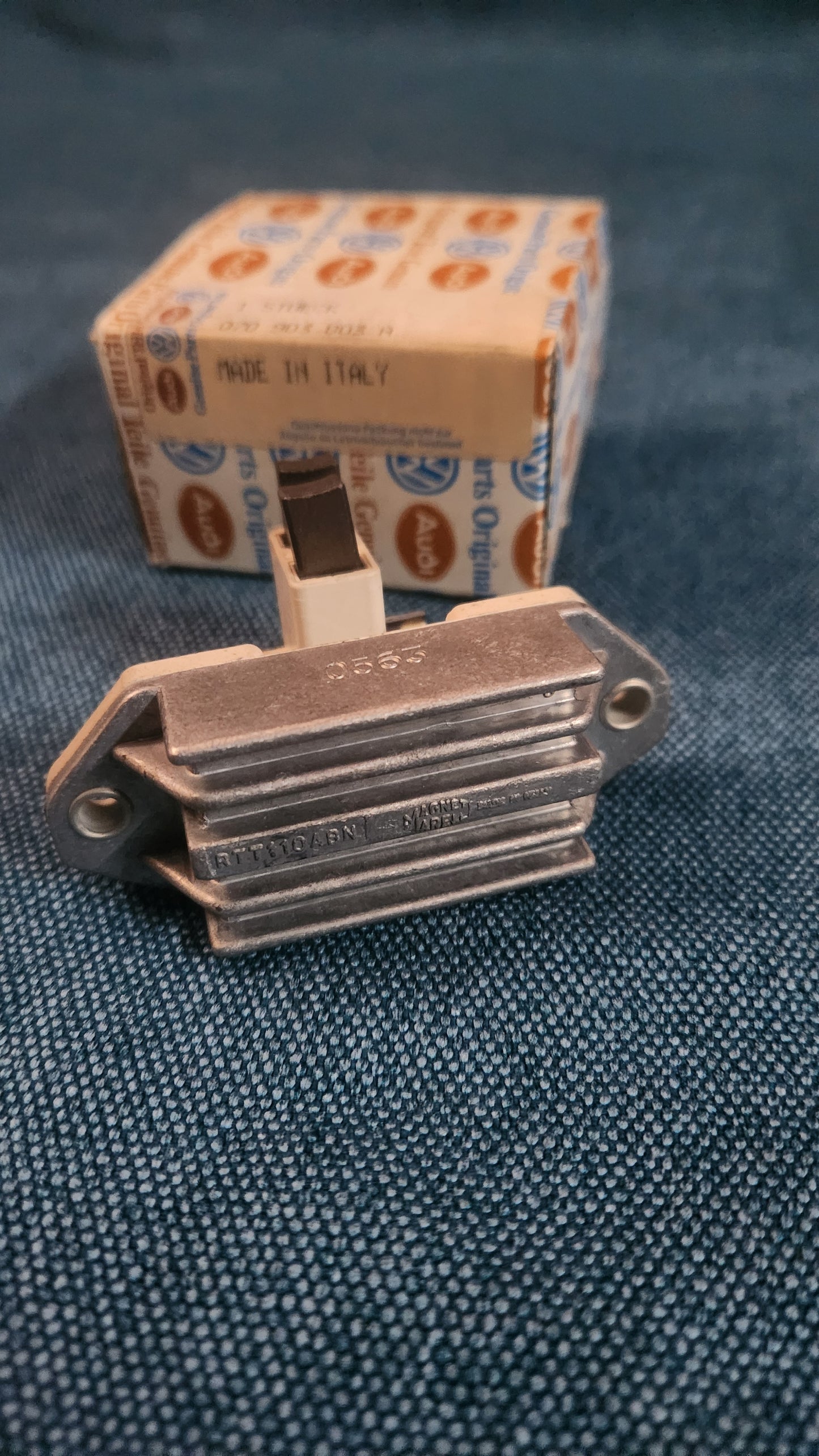 Lichtmaschinenregler Golf 1/Jetta1/Käfer/LT1/PassatB2/Derby/Polo86C/1/Scirocco2/T3/Audi100/200/C1/C2/C3/80/B1/B2/Audi50 070903803A Nos G5